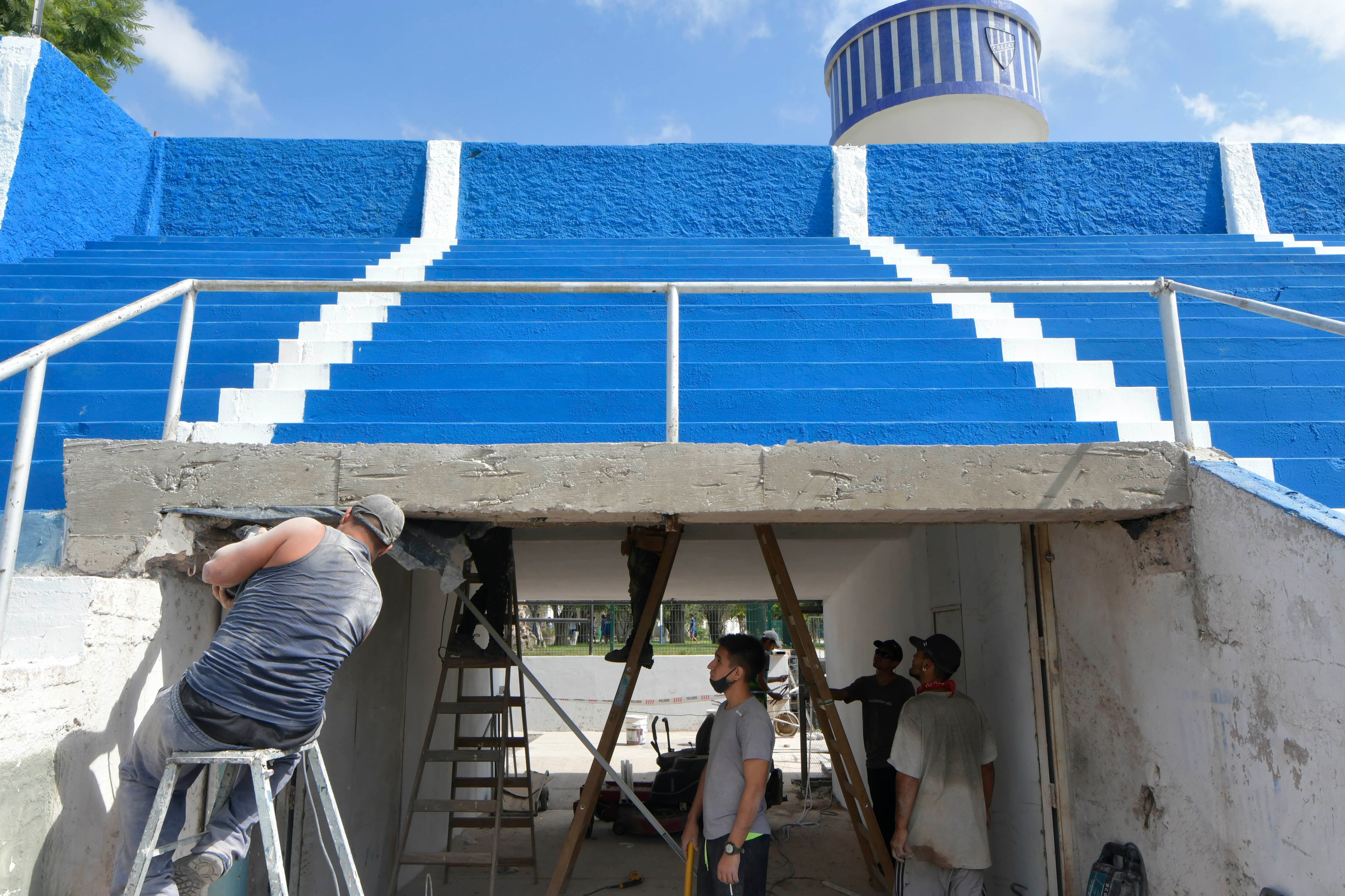 Continúan los trabajos de restauración del estadio Gambarte, del Club Deportivo Godoy Cruz Antonio Tomba