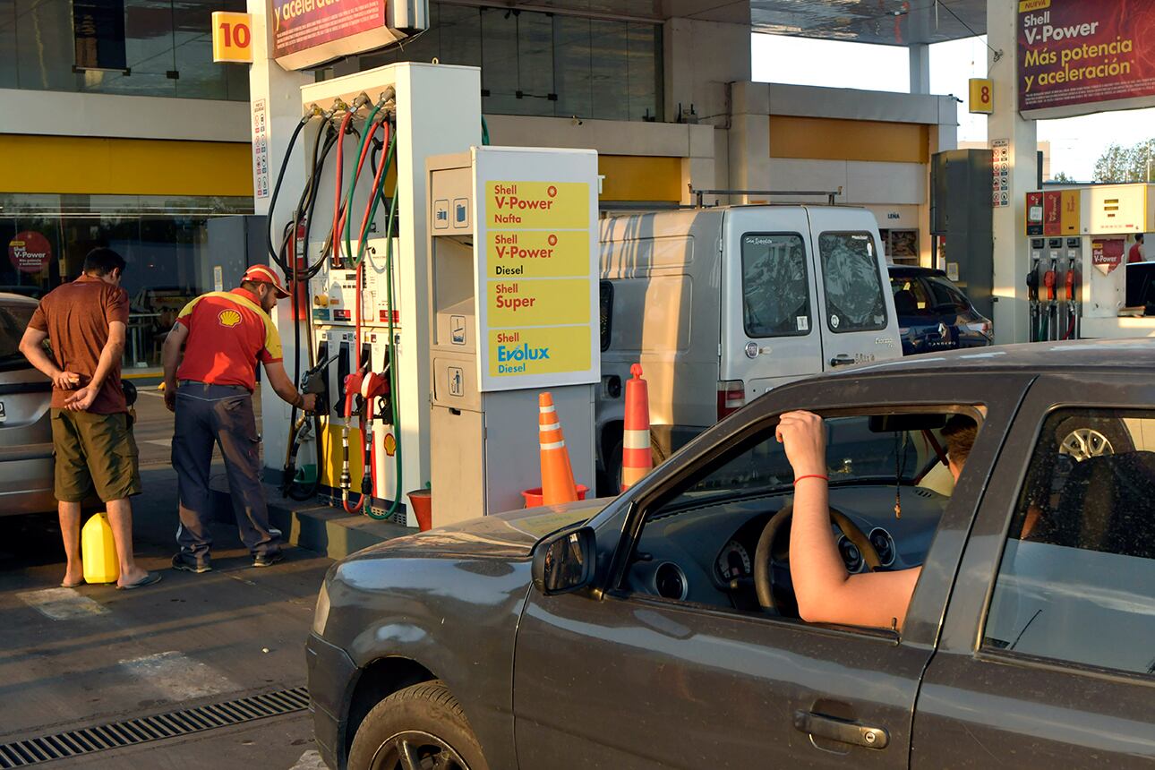 Este domingo hubo largas filas en varias estaciones y esto se replicó en casi todo el país. Hubo desabastecimiento y varios mendocinos no pudieron echar combustible
Foto: Orlando Pelichotti