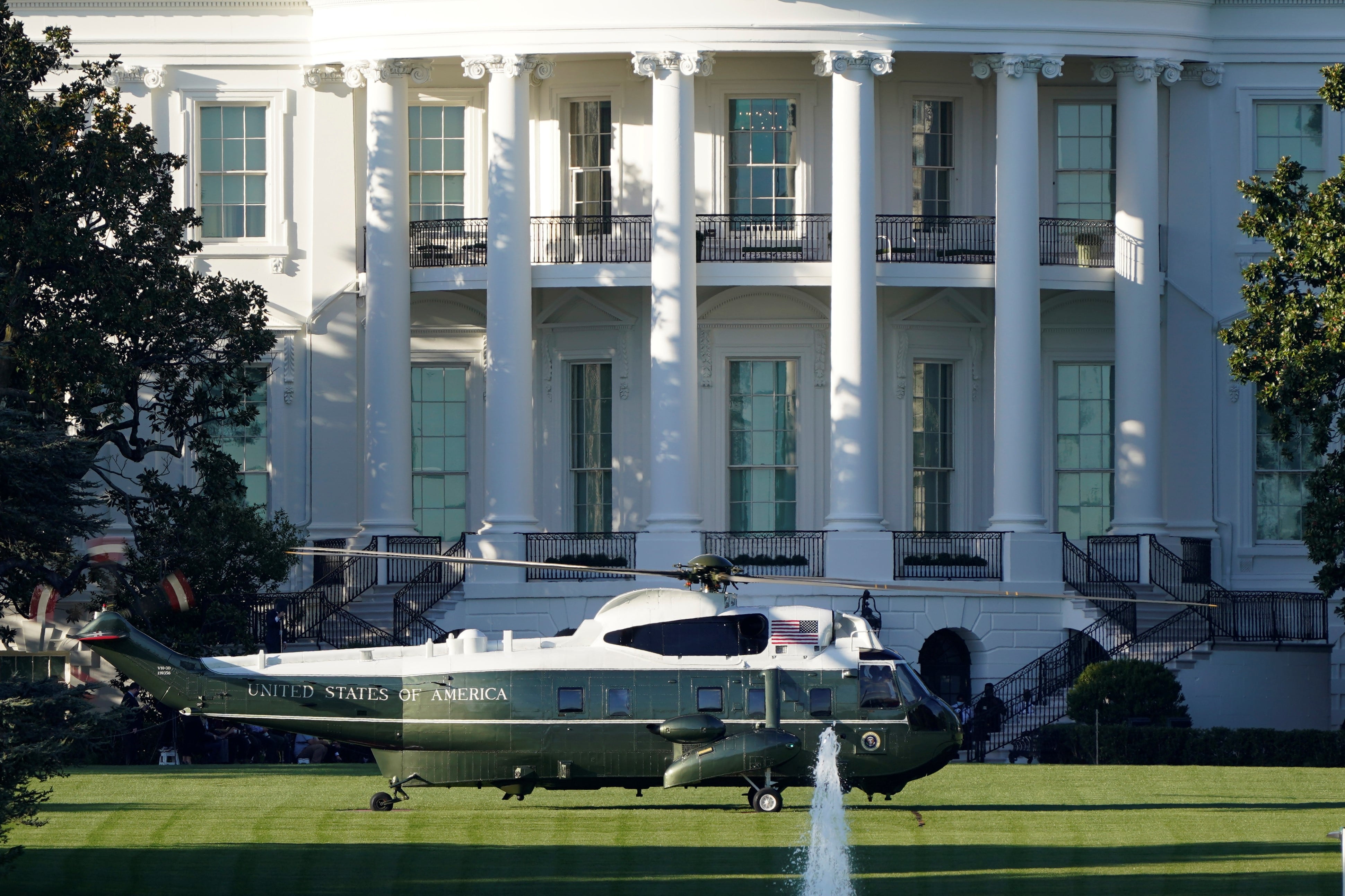 Un helicóptero traslada al presidente de EEUU, Donald Trump, a un hospital militar luego de dar positivo en coronavirus.