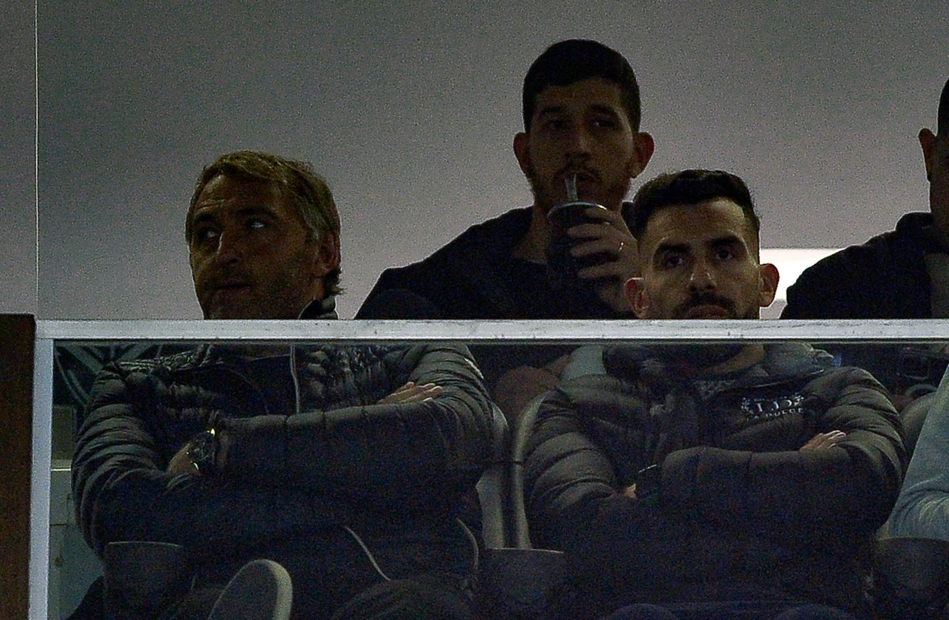 Carlos Tevez en las tribunas del estadio de Vélez observando el partido de Central, su nuevo equipo. (Fotobaires)