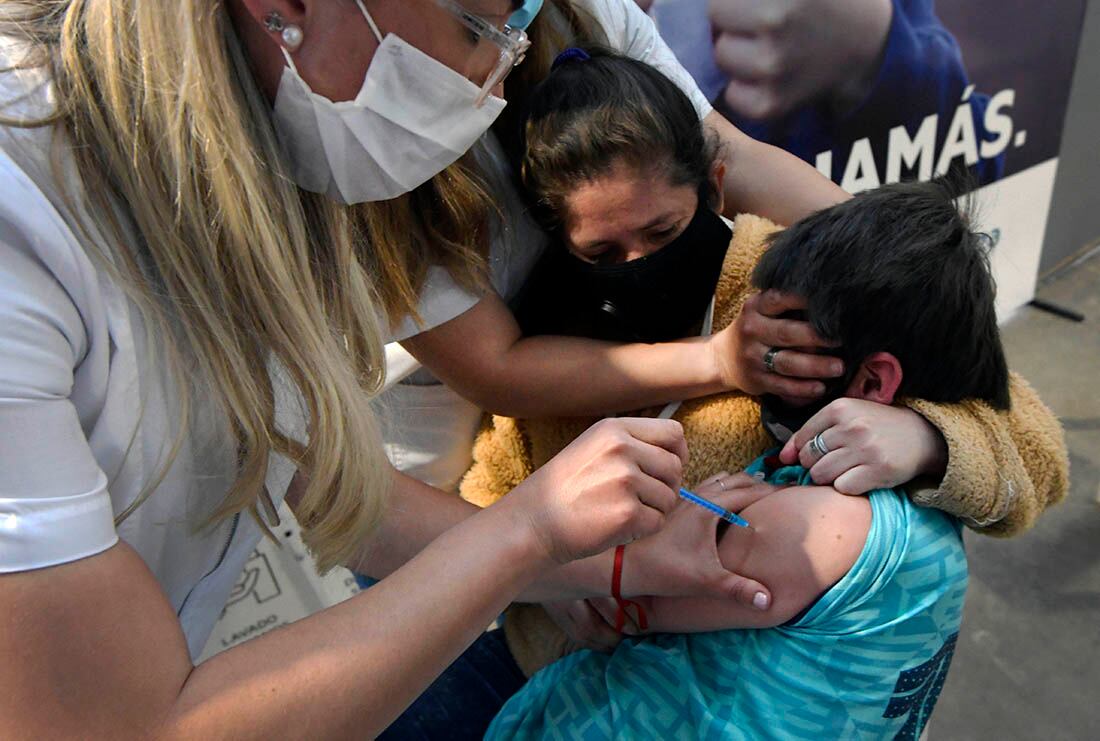 Argentina inició hoy en forma simultánea en todo el país la vacunación contra la COVID-19 para niñas y niños de 3 a 11 años.
 Juan Ignacio de 11 años, recibe la dosis de la vacuna junto a su madre Emilse Blanca. Orlando Pelichotti