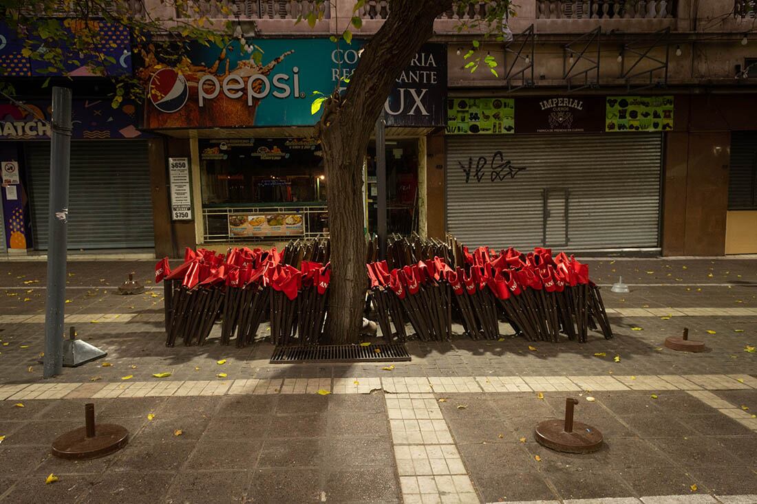 Sillas de restaurantes apiladas en la mañana del 1° de mayo.