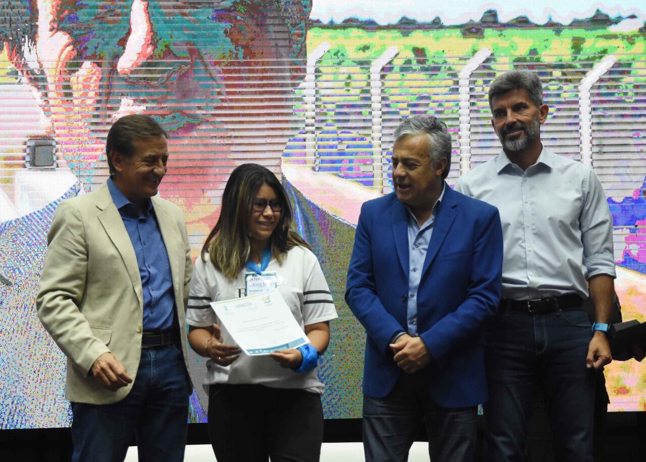 Las certificaciones fueron entregadas por el gobernador de Mendoza, Rodolfo Suárez. Foto: Gentileza