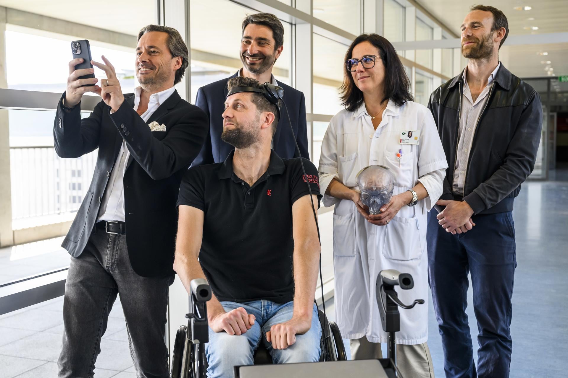 Una inteligencia artificial permite que una persona paralizada vuelva a caminar de forma natural. Foto: EFE/EPA/JEAN-CHRISTOPHE BOTT