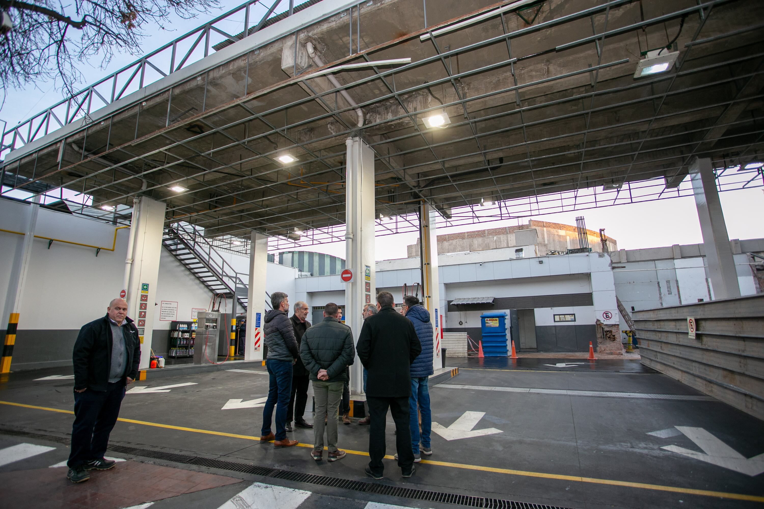 Ulpiano Suarez visitó una estación de servicio que suma sus videocámaras al sistema de seguridad de la Ciudad.