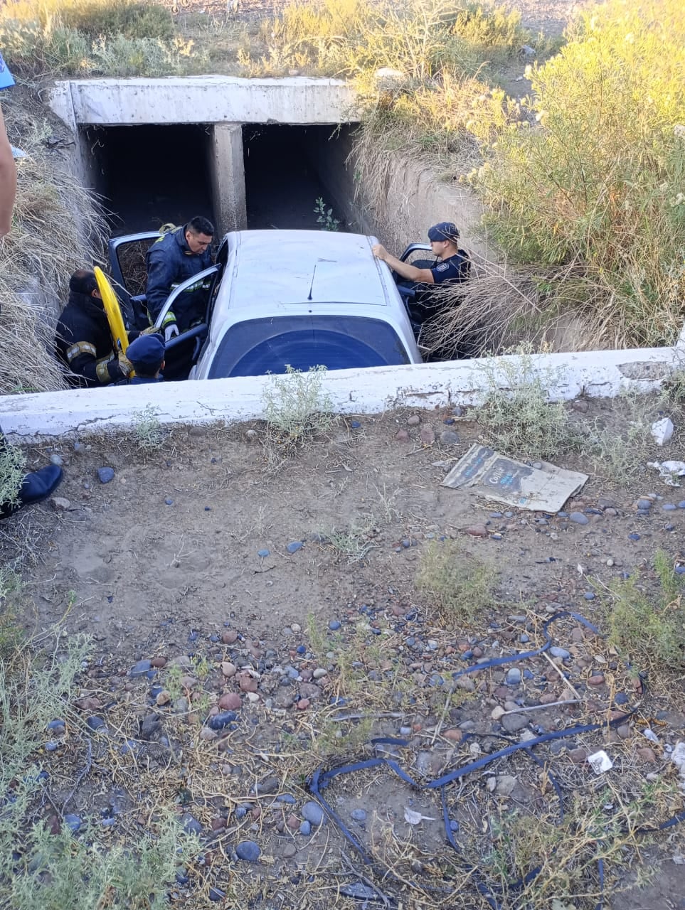 Volcaron con el auto en la ruta 7 y terminaron adentro de un canal