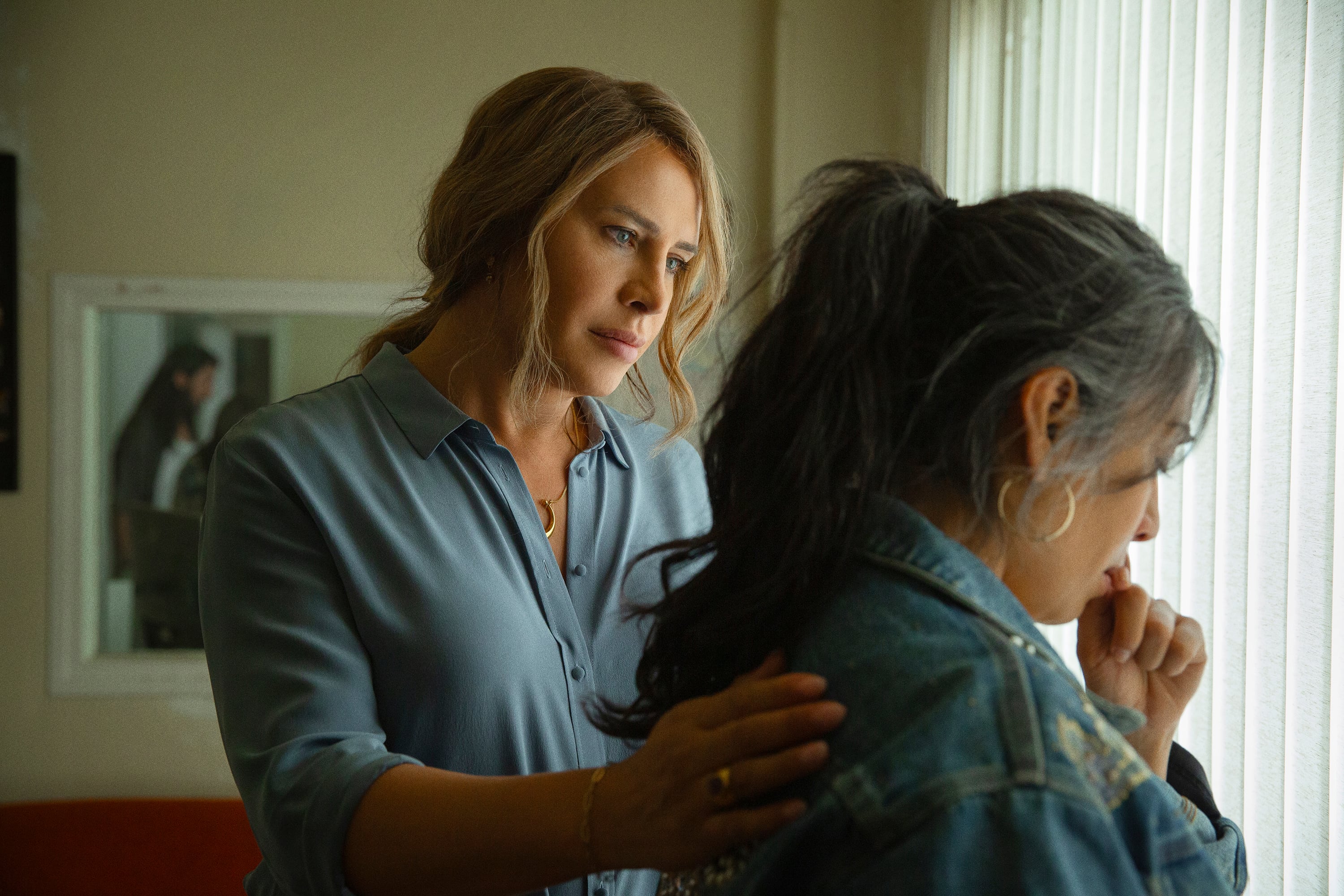 Imagen difundida por Netflix de Karla Sofía Gascón y Adriana Paz en una escena de "Emilia Pérez"