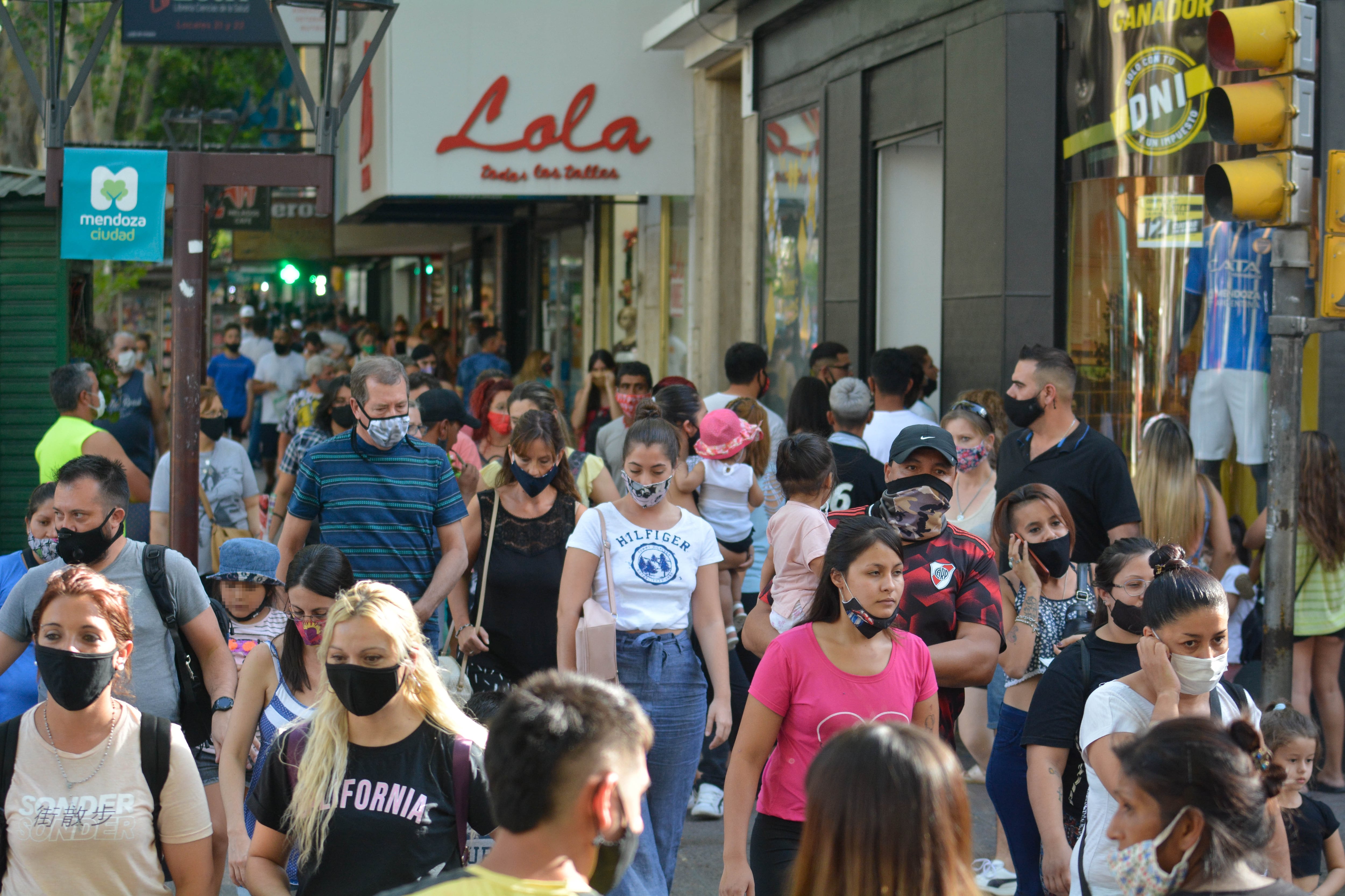 Por las compras navideñas el centro se vio repleto de gente.