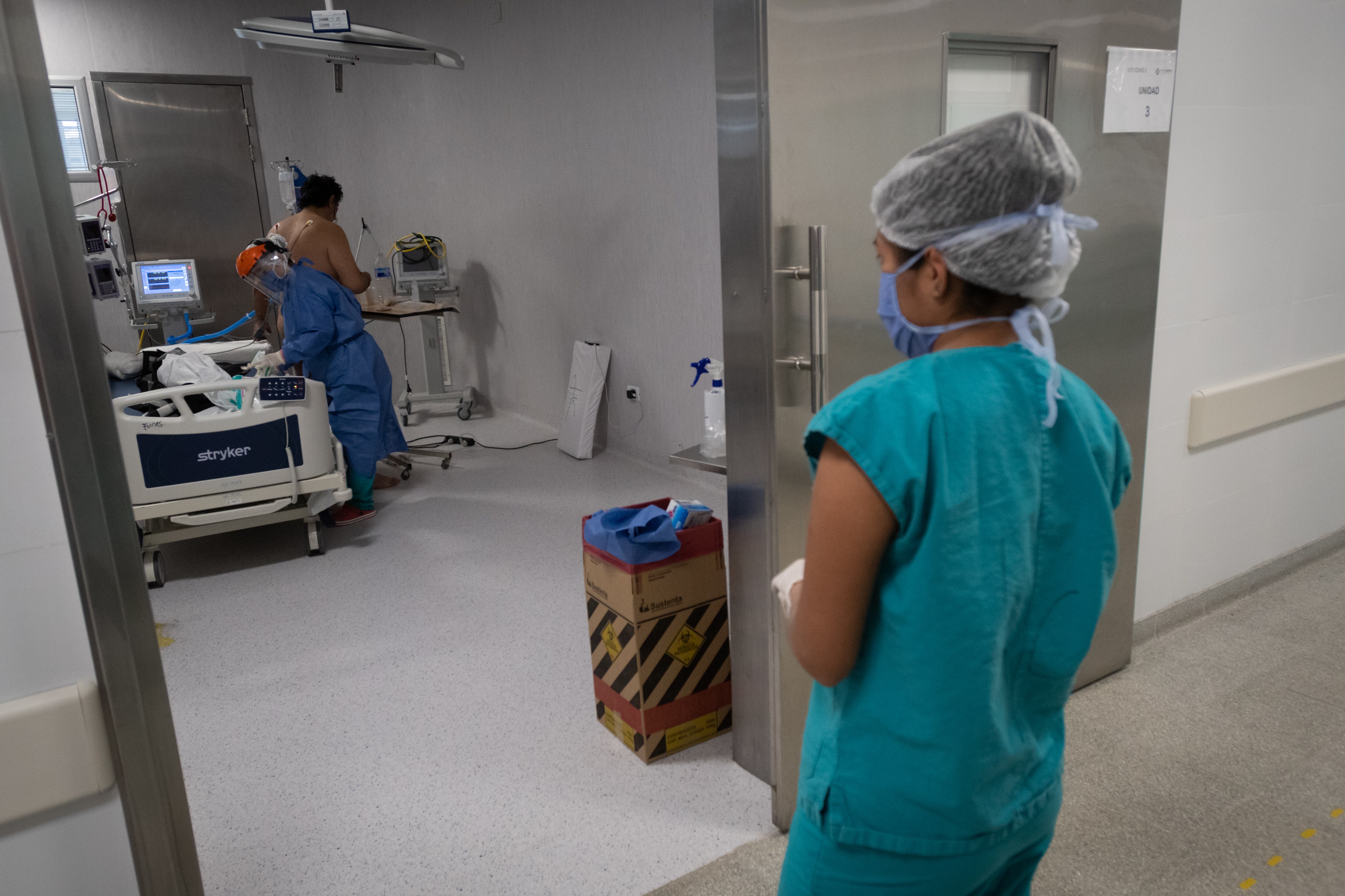 Dando respuesta a cada uno de los pacientes que ingresan hora tras hora, los trabajadores trabajan a sala llena.