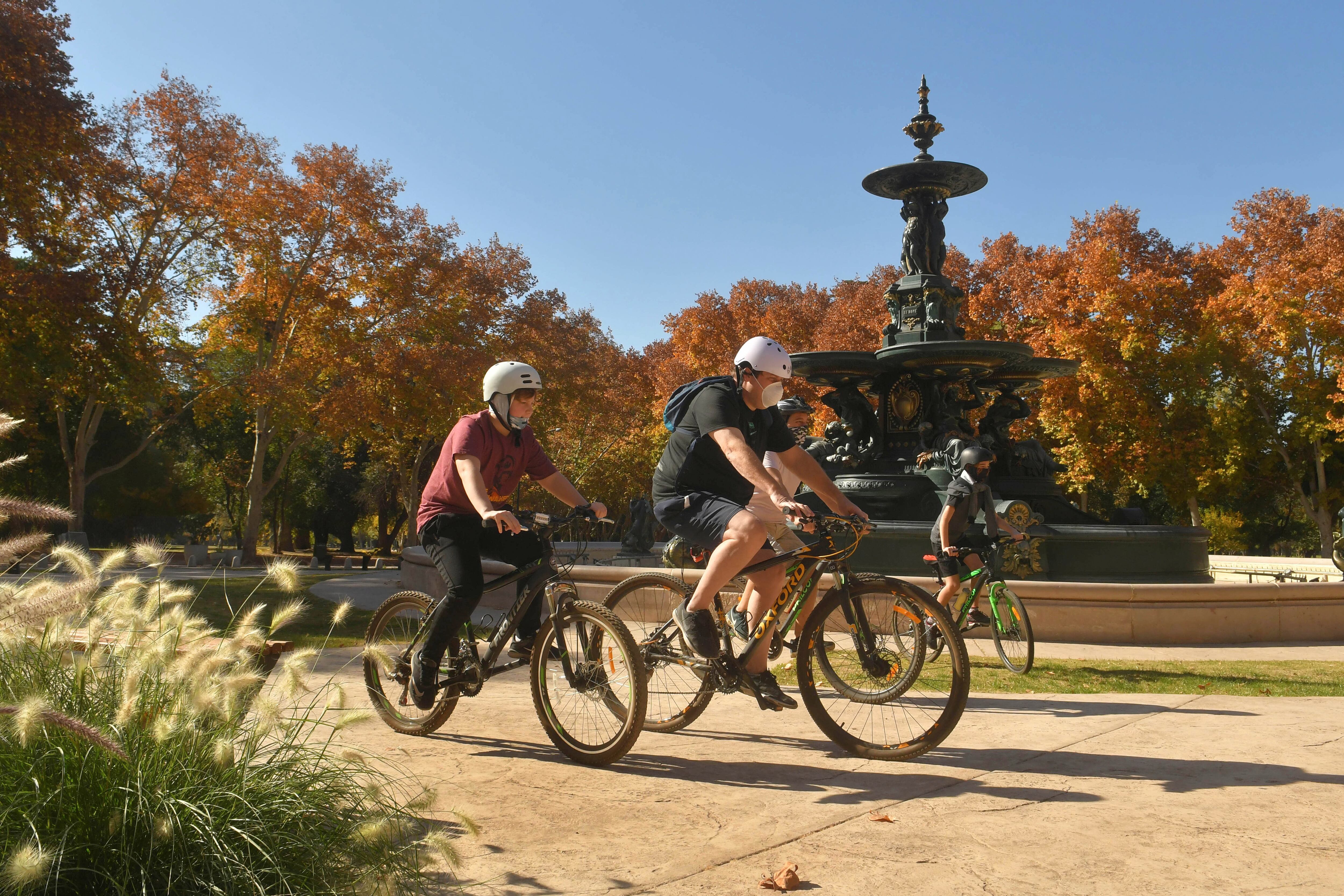 Mendoza 18 de mayo de 2020 Sociedad
Cuarentena por Coronavirus.
Permiten las actividades de running, ciclismo y caminatas al aire libre desde hoy.
En la foto, Parque San Martin l a las 12:00
Foto: Orlando Pelichotti


Covid otoño calor sol soledad clima frio invierno tiempo