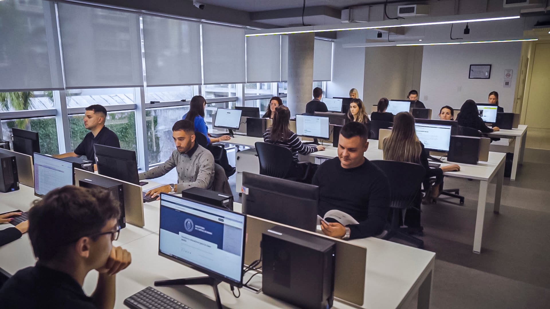 Equipo Ciencia: un centro de investigación de vacunas que es uno de los más importantes del mundo y está en Argentina. Fue uno de los de mayor participación en el desarrollo en tiempo récord de la vacuna para el Covid y la recientemente incorporada para evitar la bronquiolitis en bebés vacunando a personas embarazadas. Tiene listo para inaugurar un edificio propio especialmente diseñado para recibir voluntarios para estudios clínicos