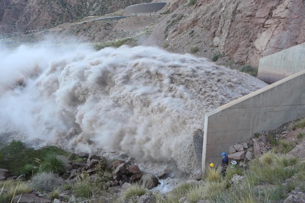 Advierten por posible falta el agua en algunas zonas por limpiezas en el Dique Potrerillos. Foto: Gobierno de Mendoza