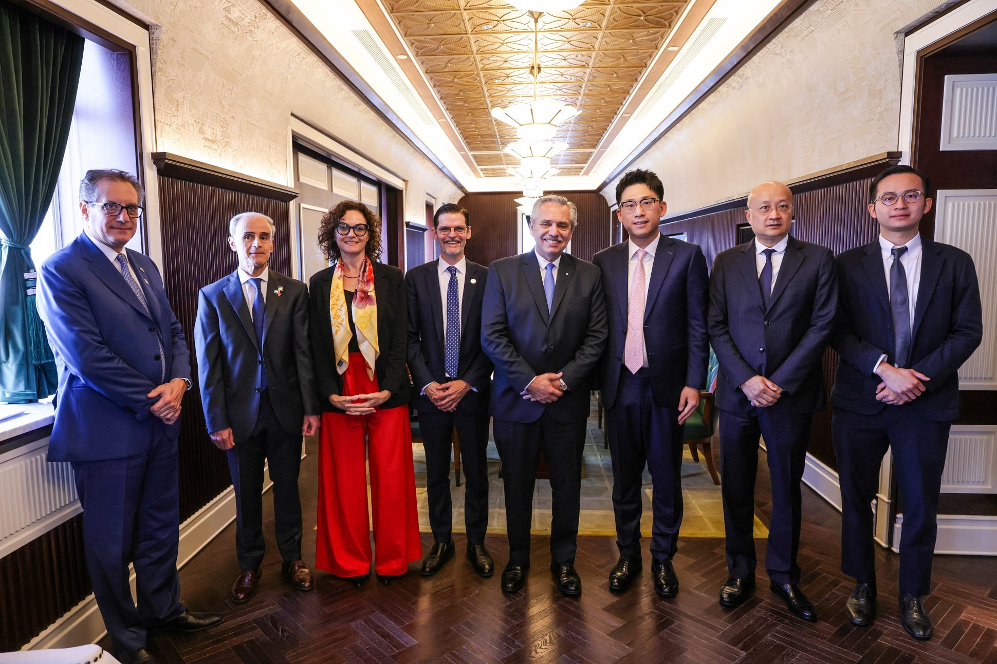 El presidente mantuvo reuniones con representantes de empresas mineras y de energías renovables en Shanghai.