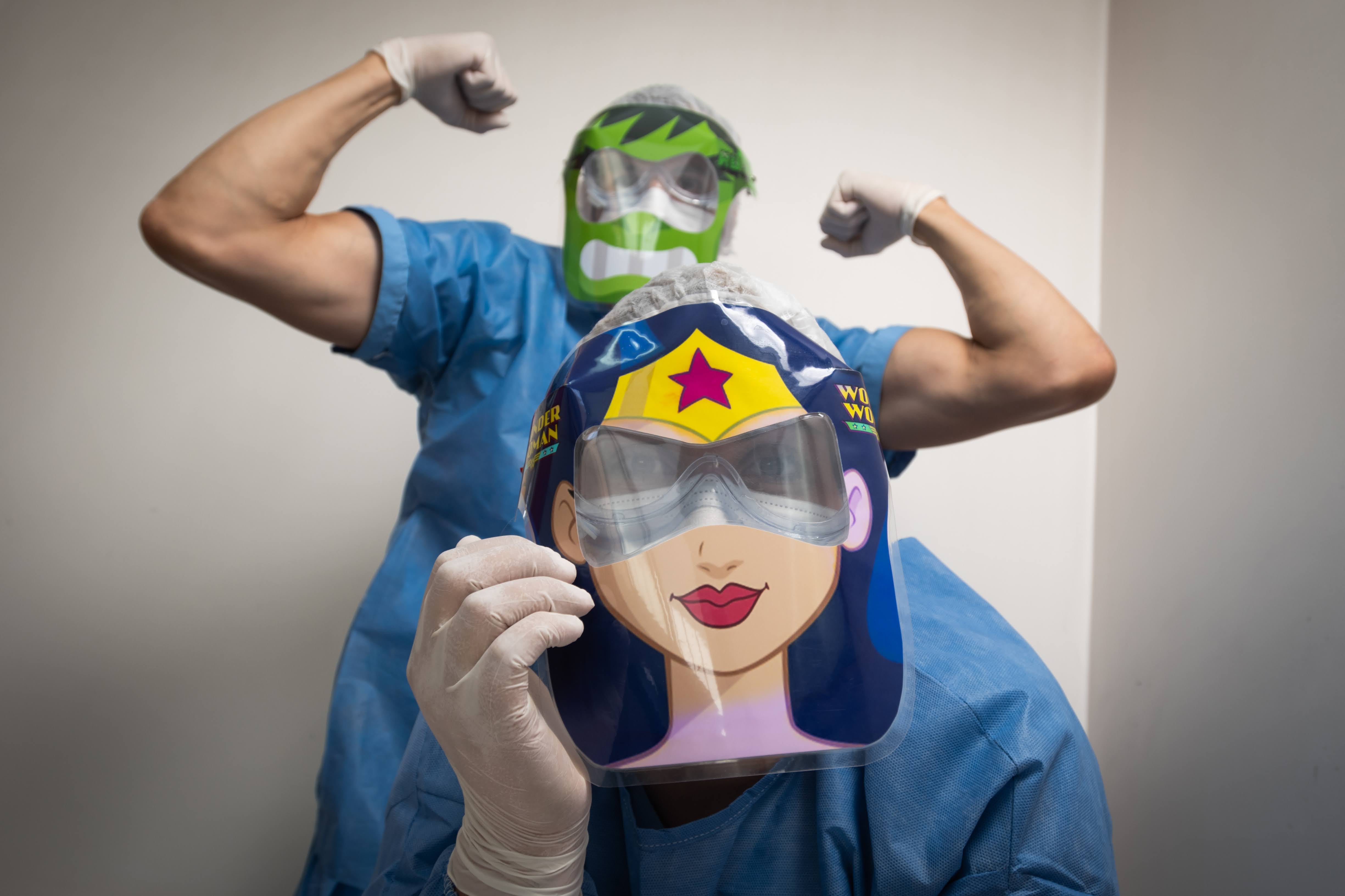 Con máscaras los Kinesiólogos Noelia Sánchez (mujer Maravilla) y Gonzalo Barroso (increíble Hulk) atienden a los niños que llegan al hospital con síntomas de coronavirus.