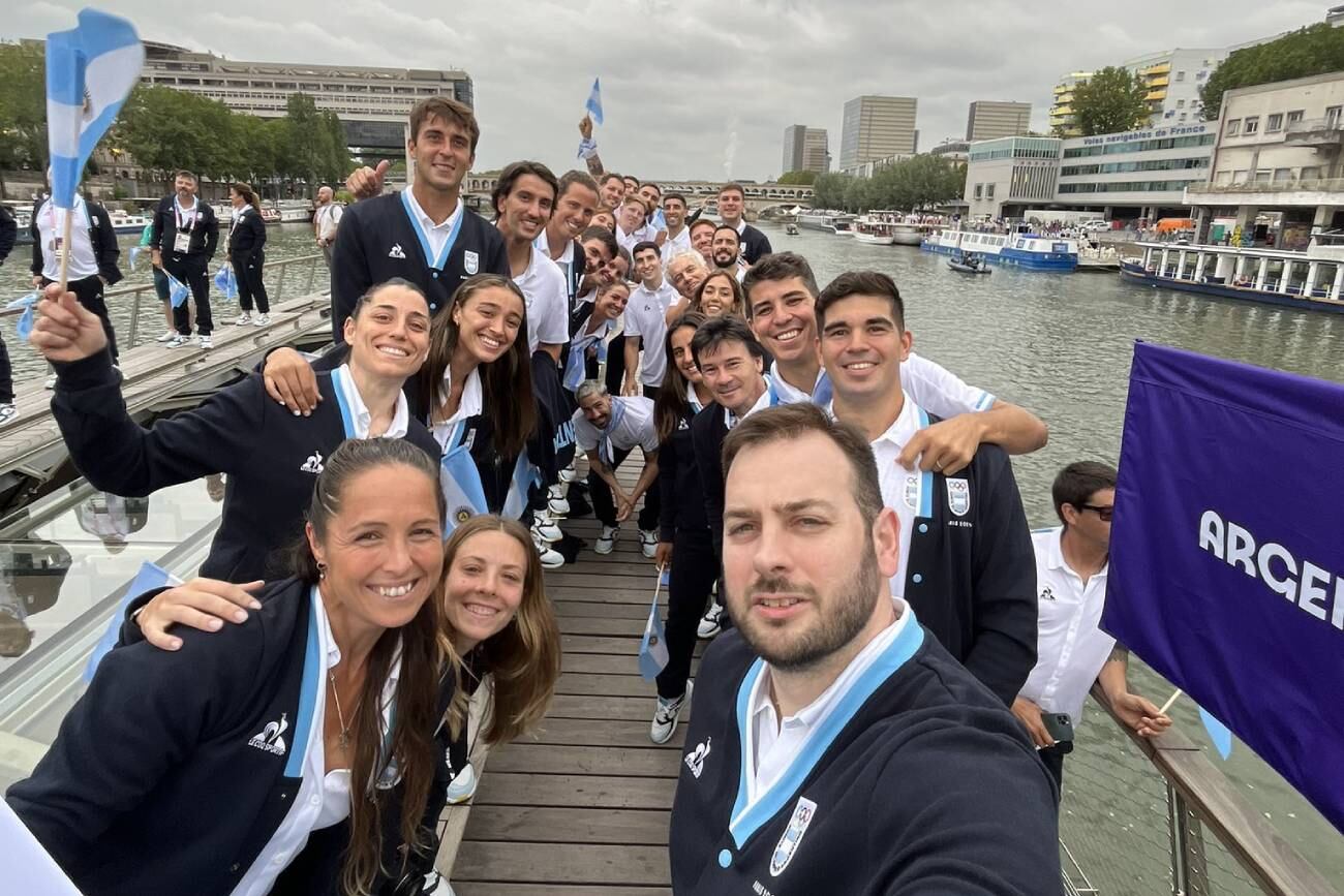 Los abanderados argentinos en el desfile inaugural de París 2024 / Foto @Pablitosimon