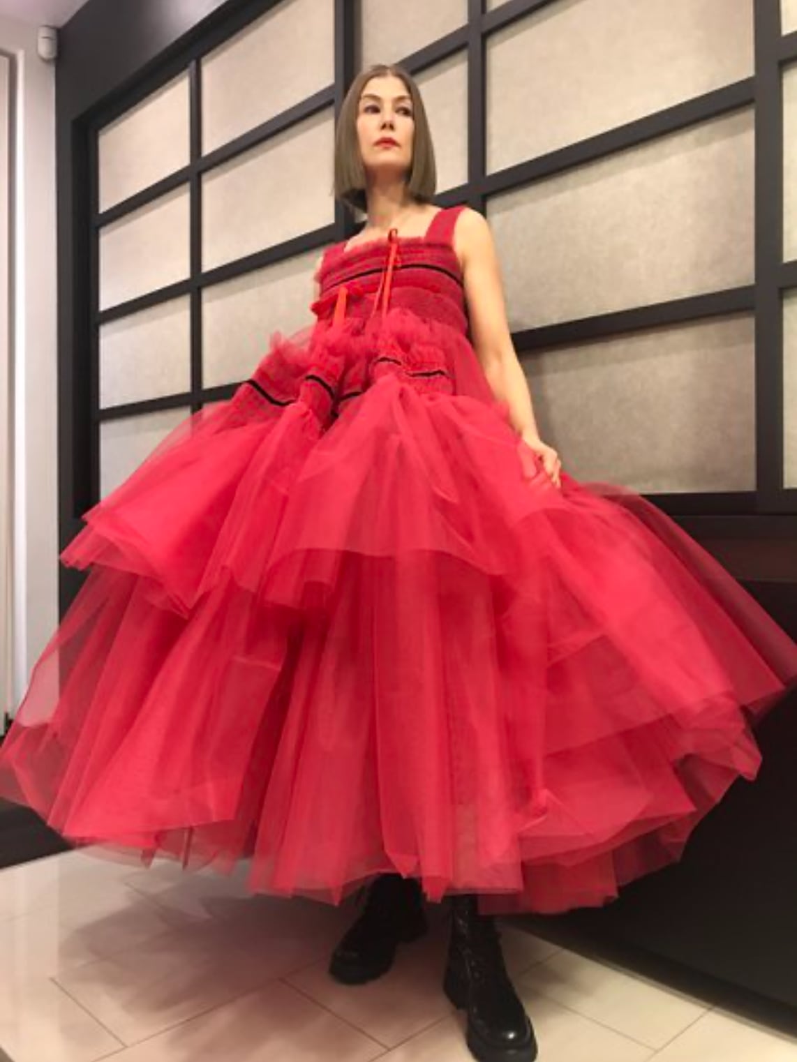 La ganadora Rosamund Pike (Descuida, Yo te cuido), sorprendió con un vestido voluptuoso en tonos rosados.