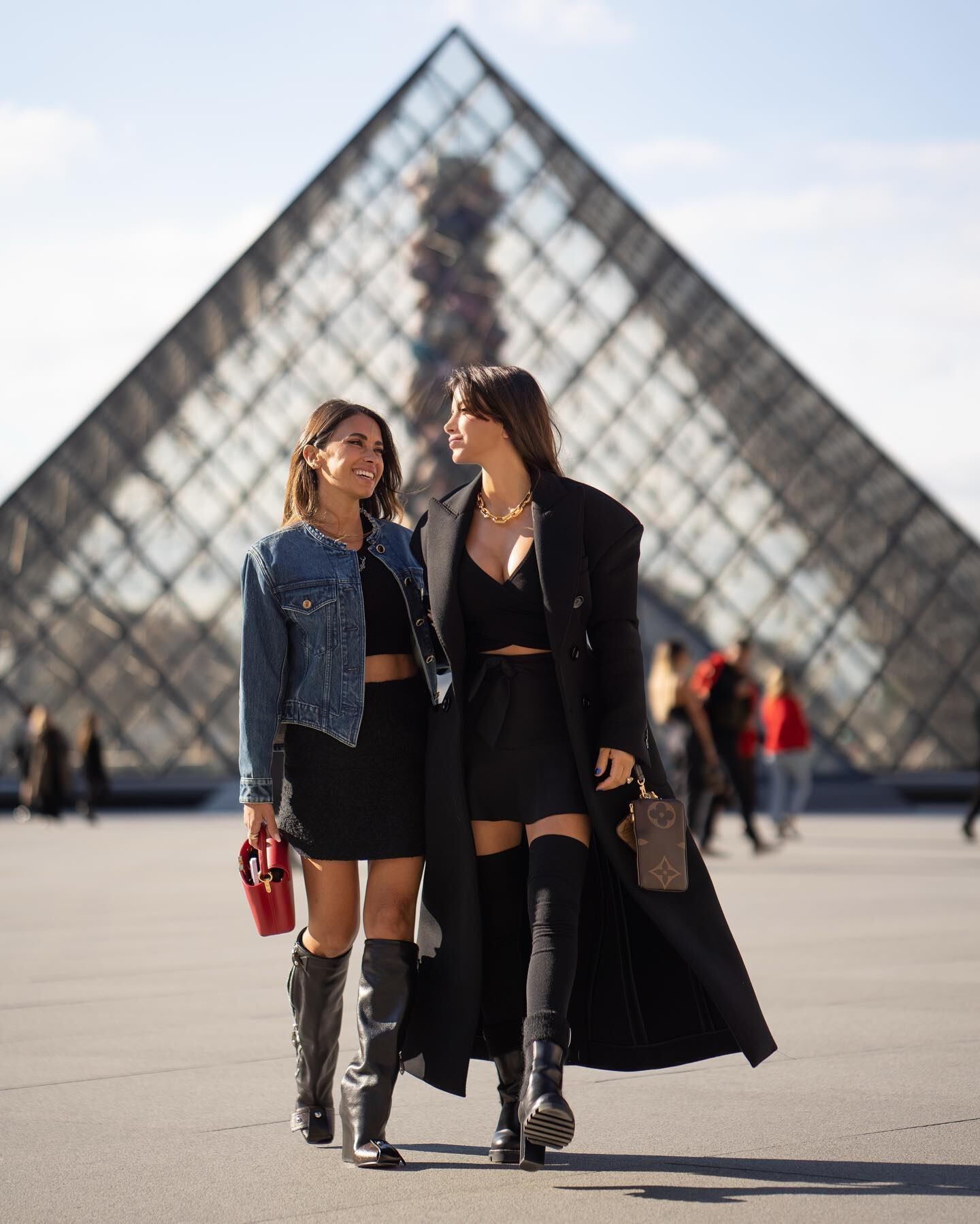 Antonela Roccuzzo y Daniella Semaan en el desfile de Louis Vuitton