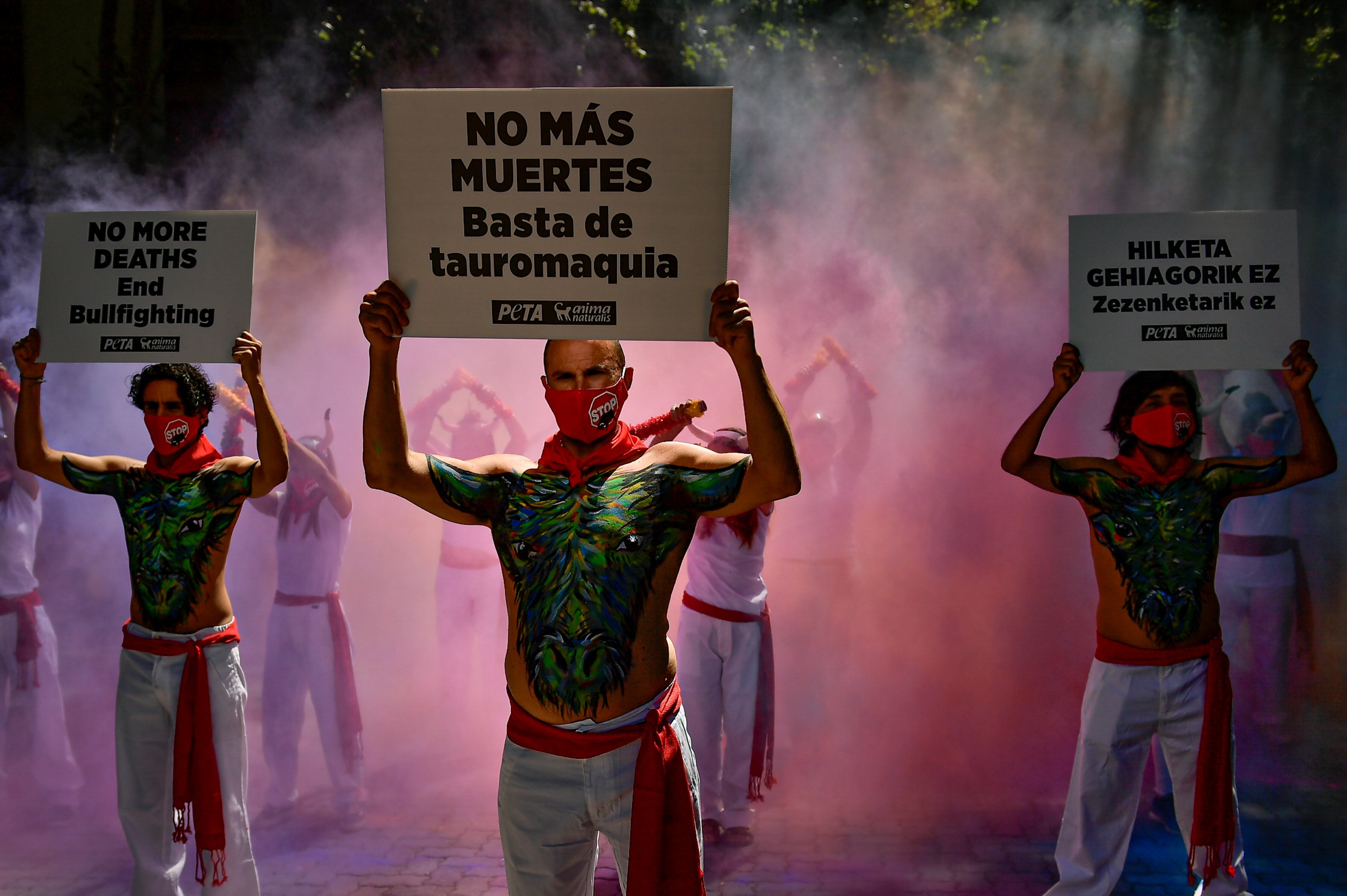 Manifestantes protestaron contra las corridas de toros.