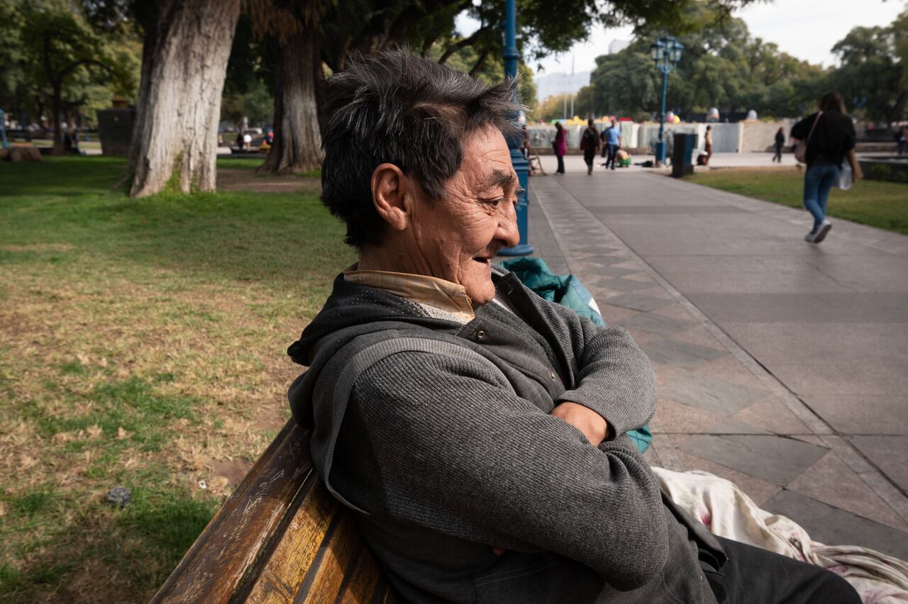 Navarro, cantante y compositor mendocino nacido en Las Catitas, por circunstancias de la vida hoy duerme en un banco de la plaza Independencia. | Foto: Ignacio Blanco / Los Andes