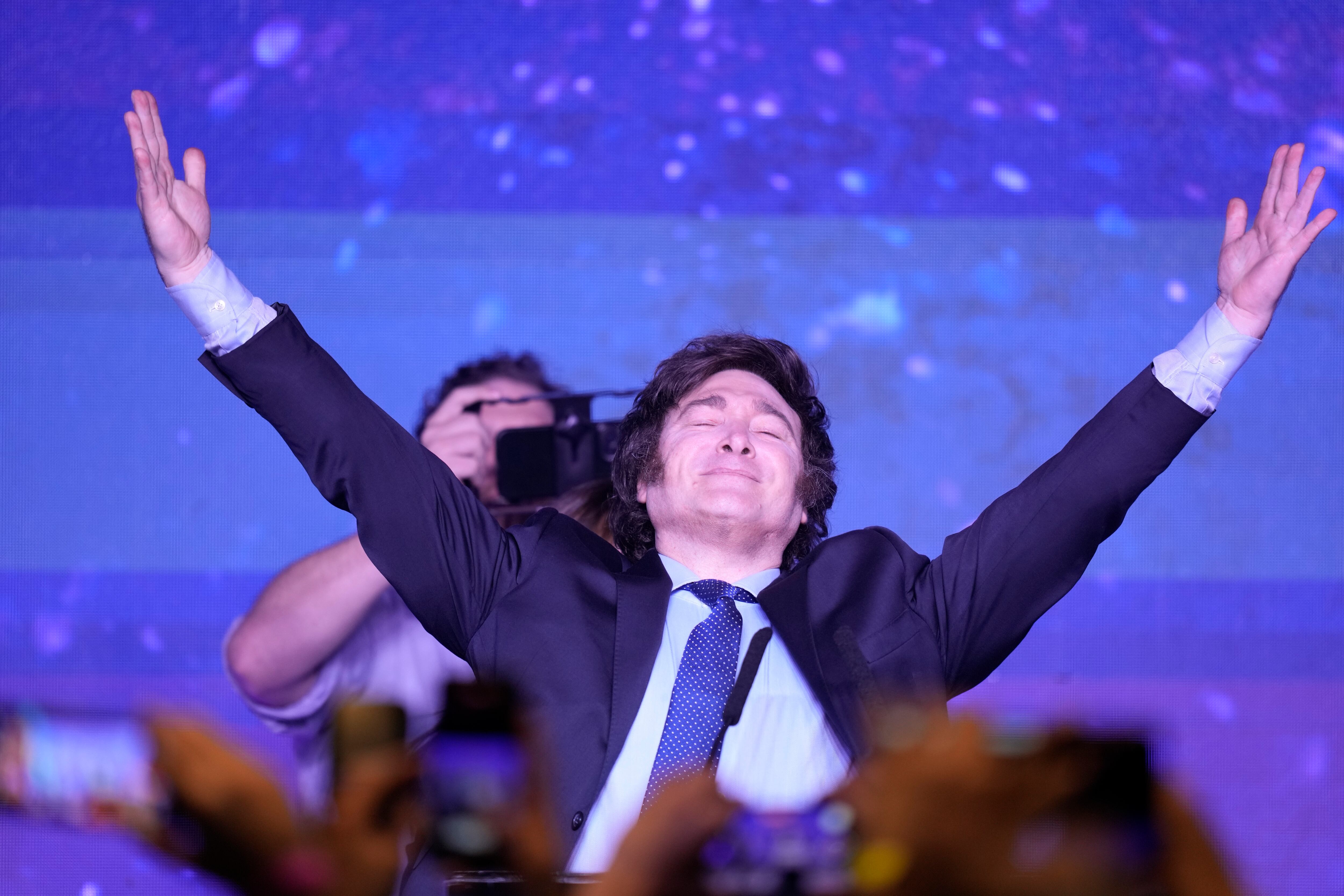 Javier Milei, el candidato presidencial de la coalición La Libertad Avanza, festeja en la sede de su campaña luego de obtener el mayor número de votos en las elecciones primarias. (AP Foto/Natacha Pisarenko)