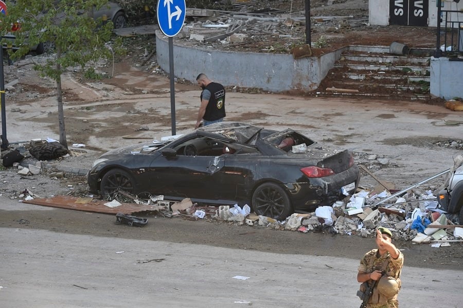 Un automóvil dañado en un ataque israelí en el barrio de Cola en Beirut, este 30 de septiembre. EFE/EPA/str