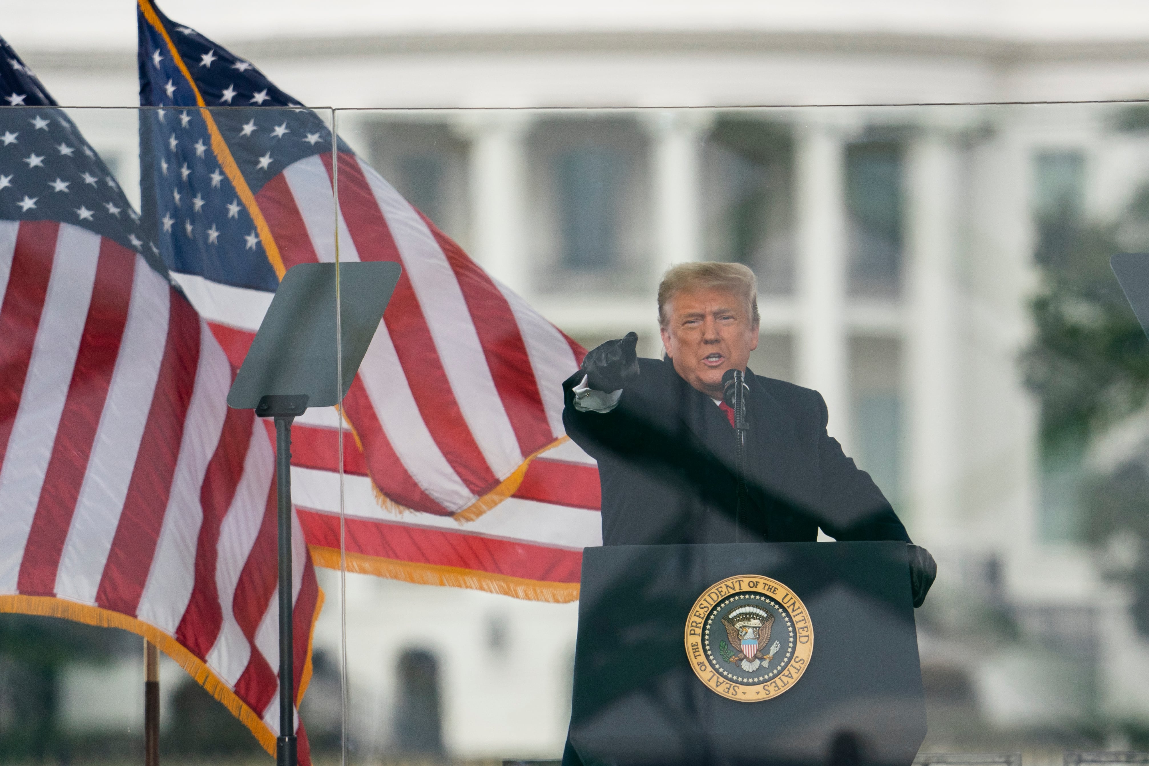 El presidente de Estados Unidos, Donald Trump, habla durante una marcha protestando por la certificación de la victoria electoral de Joe Biden.