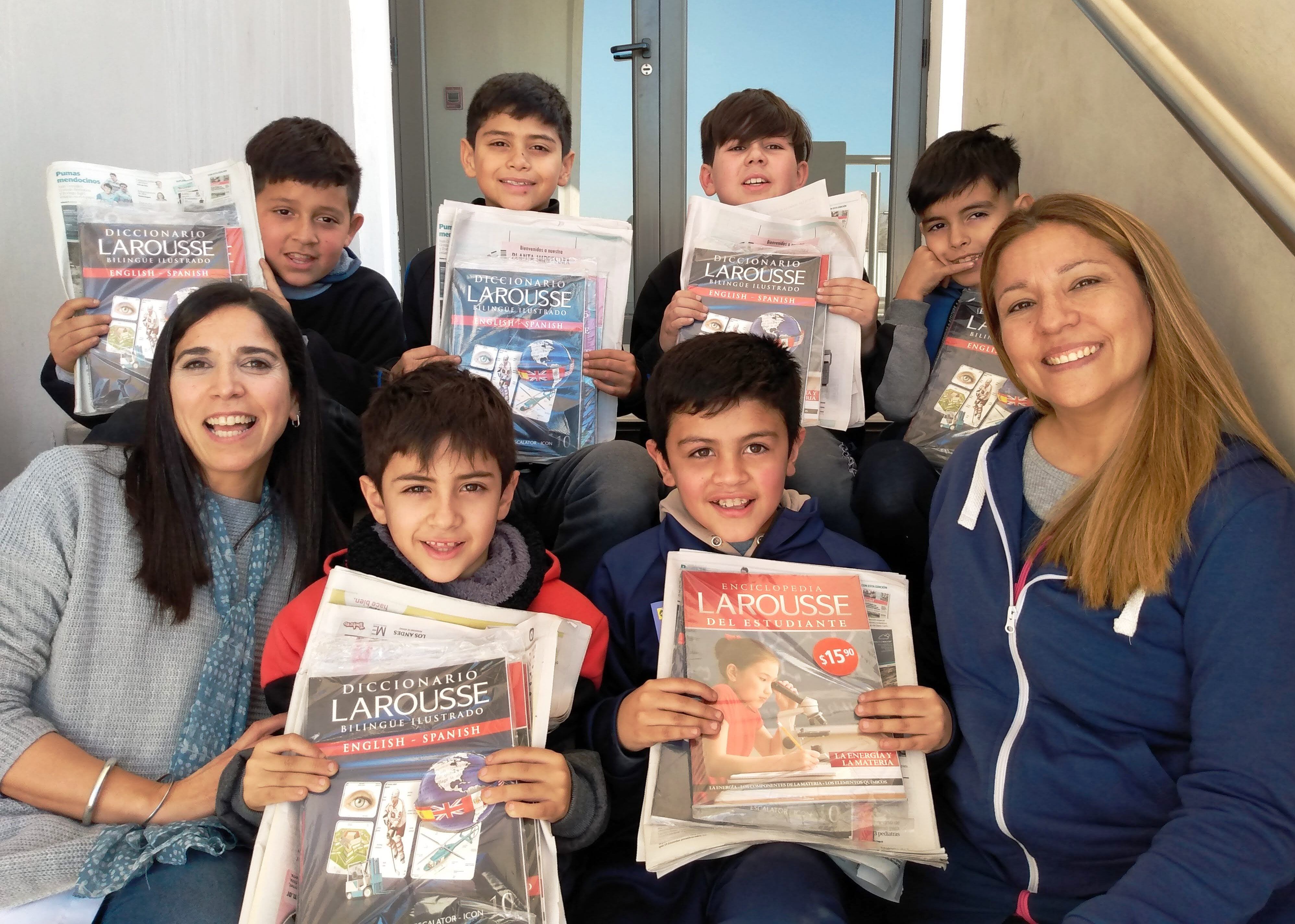 Bautista, Nicolás, Francisco, Bruno, Joao y Thiago, acompañados por sus docentes, Mariana Barud y Daniela Montalto.

