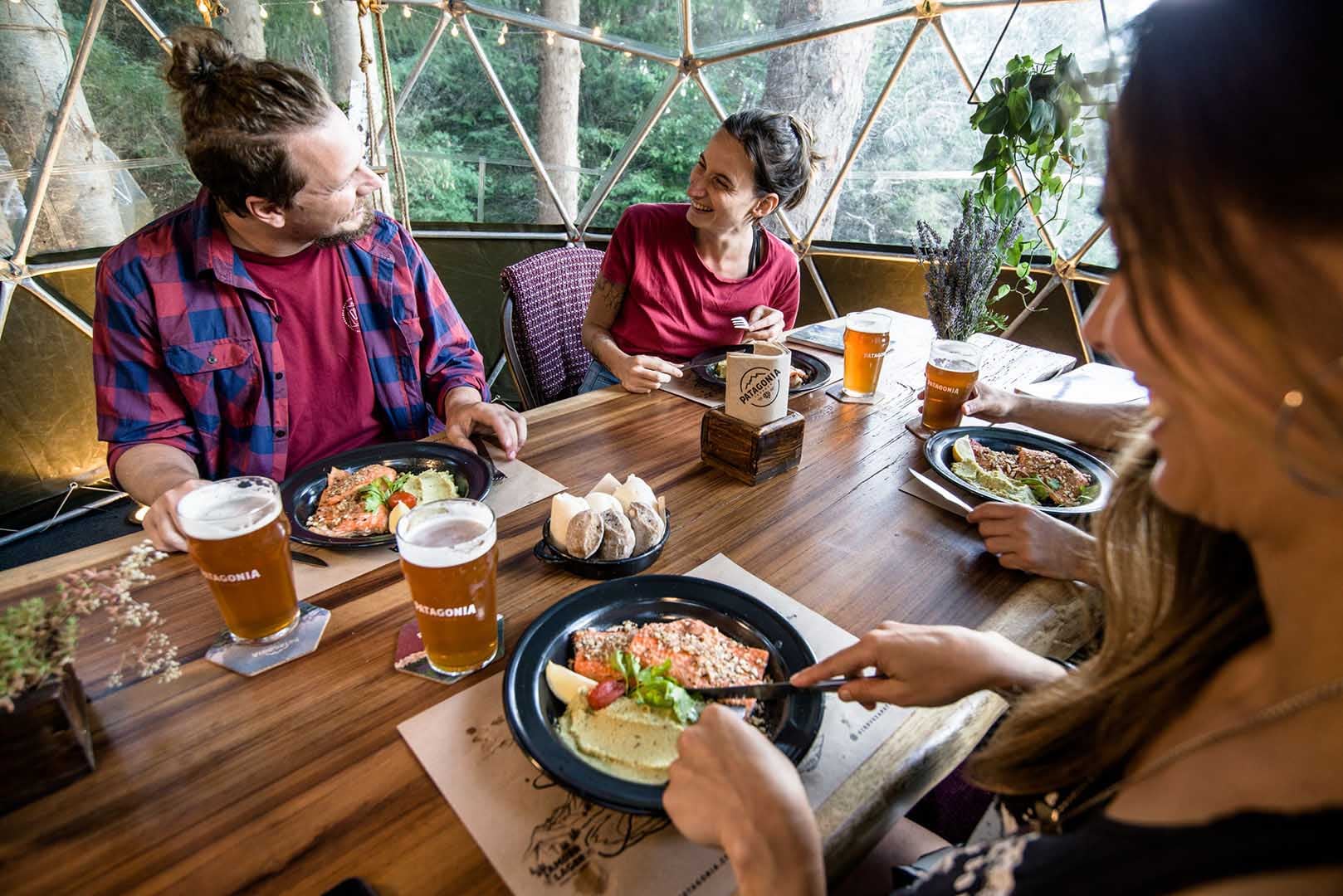 La cervecería Patagonia suma esta temporada la experiencia Domo, un espacio ubicado en el Cerro Catedral, que ofrece variedad de cervezas  locales y deliciosos platos regionales. Foto: Prensa Patagonia.