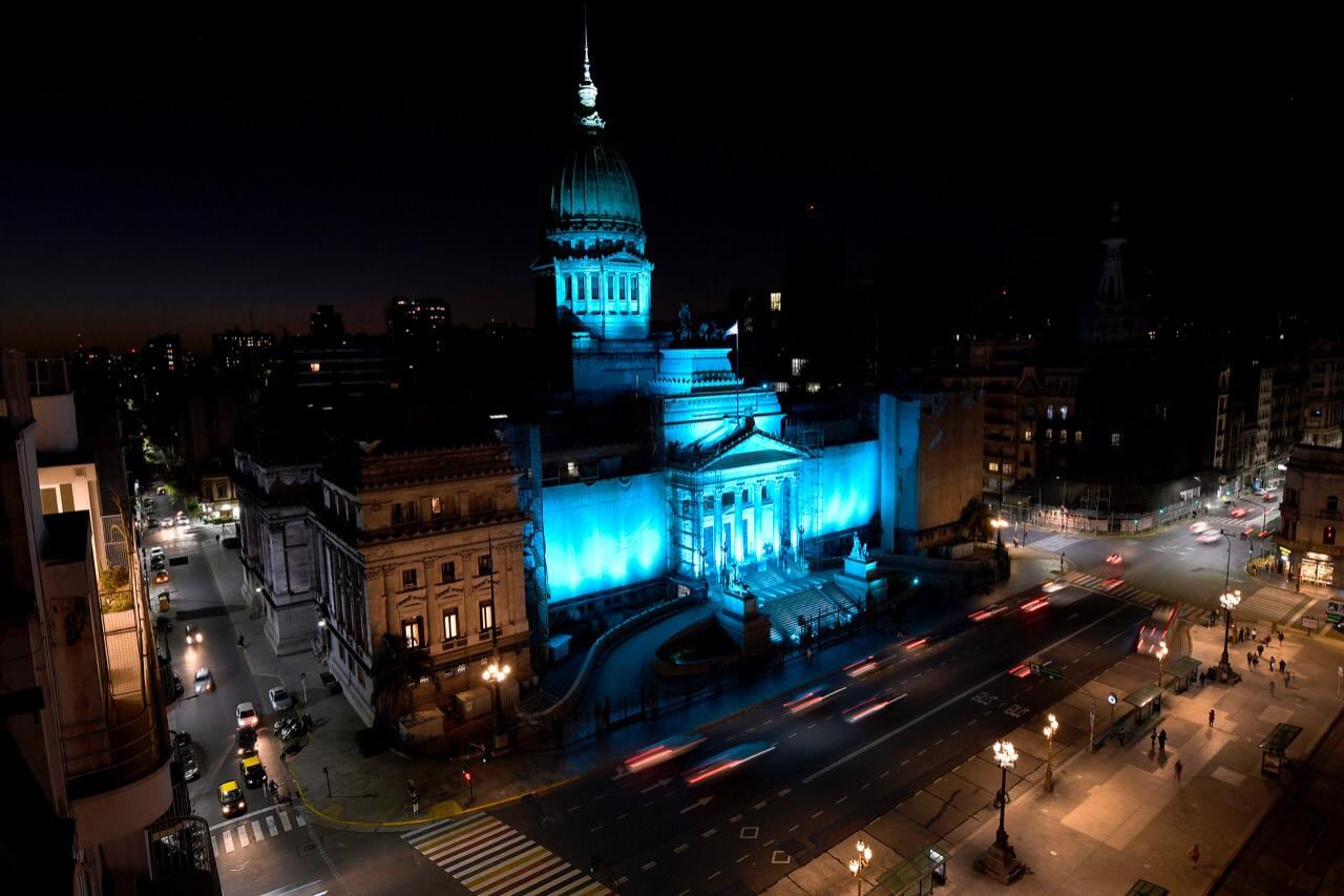 Vista desde el cielo al Congreso de la Nación que se iluminó para pedirle a la ONU que establezca el 8 de octubre como el Día Mundial de la Dislexia.