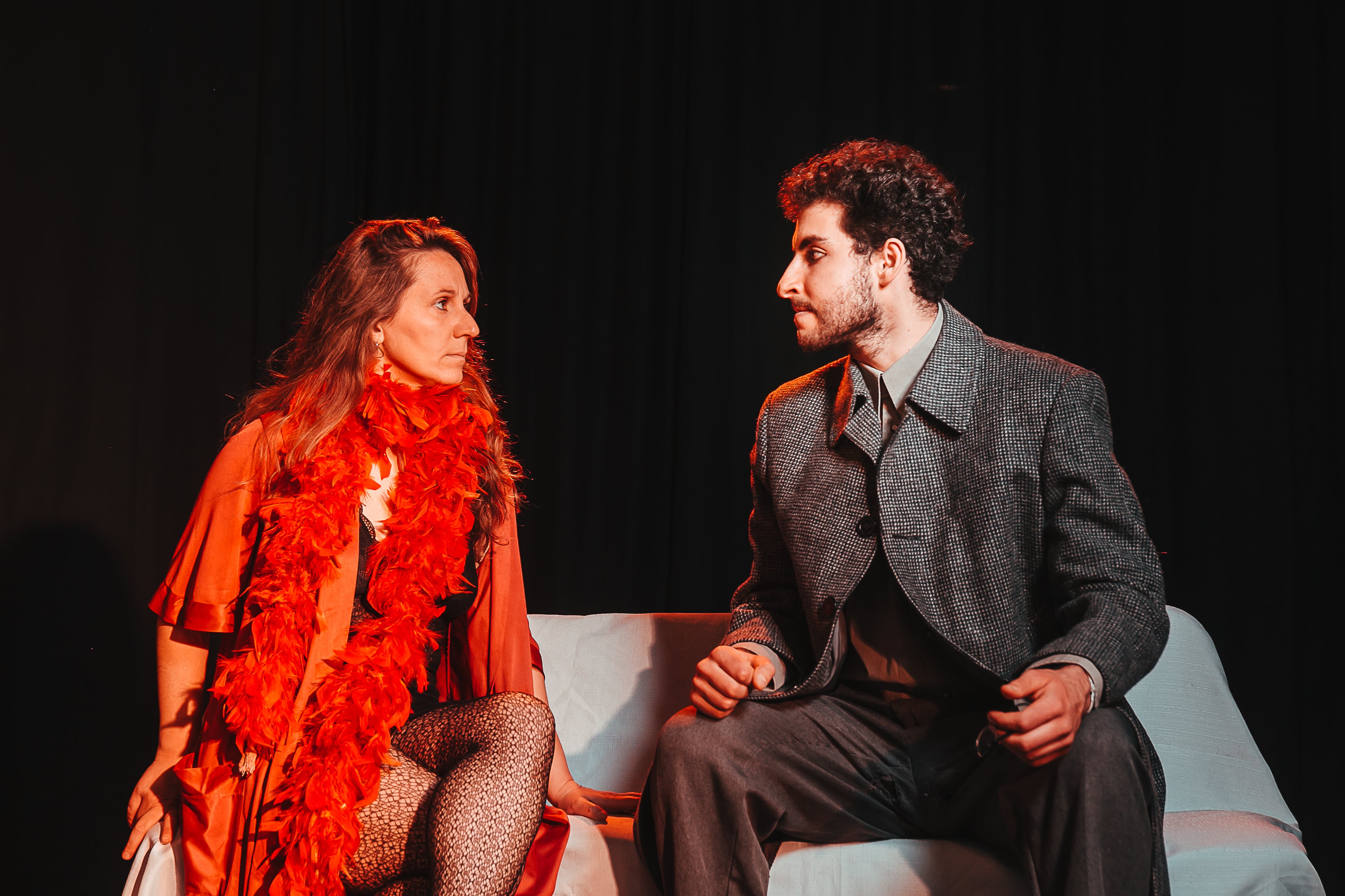 La obra de corta duración inicia el ciclo Microteatro y Champagne, en el teatro Las Sillas.