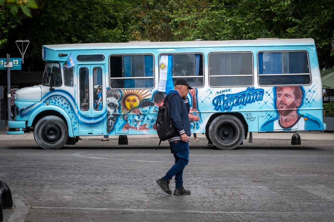 Colectivo La Scaloneta
Un grupo de amigos se junto con un artista para pintar el colectivo La Scaloneta y salir por los departamentos y alentar a la seleccion que jugará en Qatar 2022

Foto: Ignacio Blanco / Los Andes

