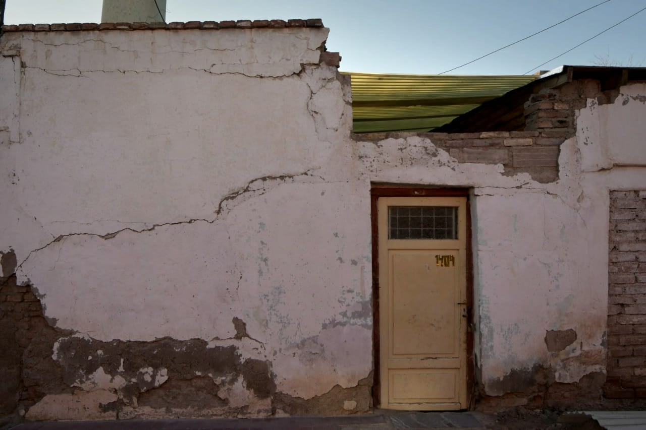 En el Pasaje Jofré, de San José (Guaymallén) se agrietaron las paredes de algunas viviendas y familias de la zona debieron ser evacuadas.