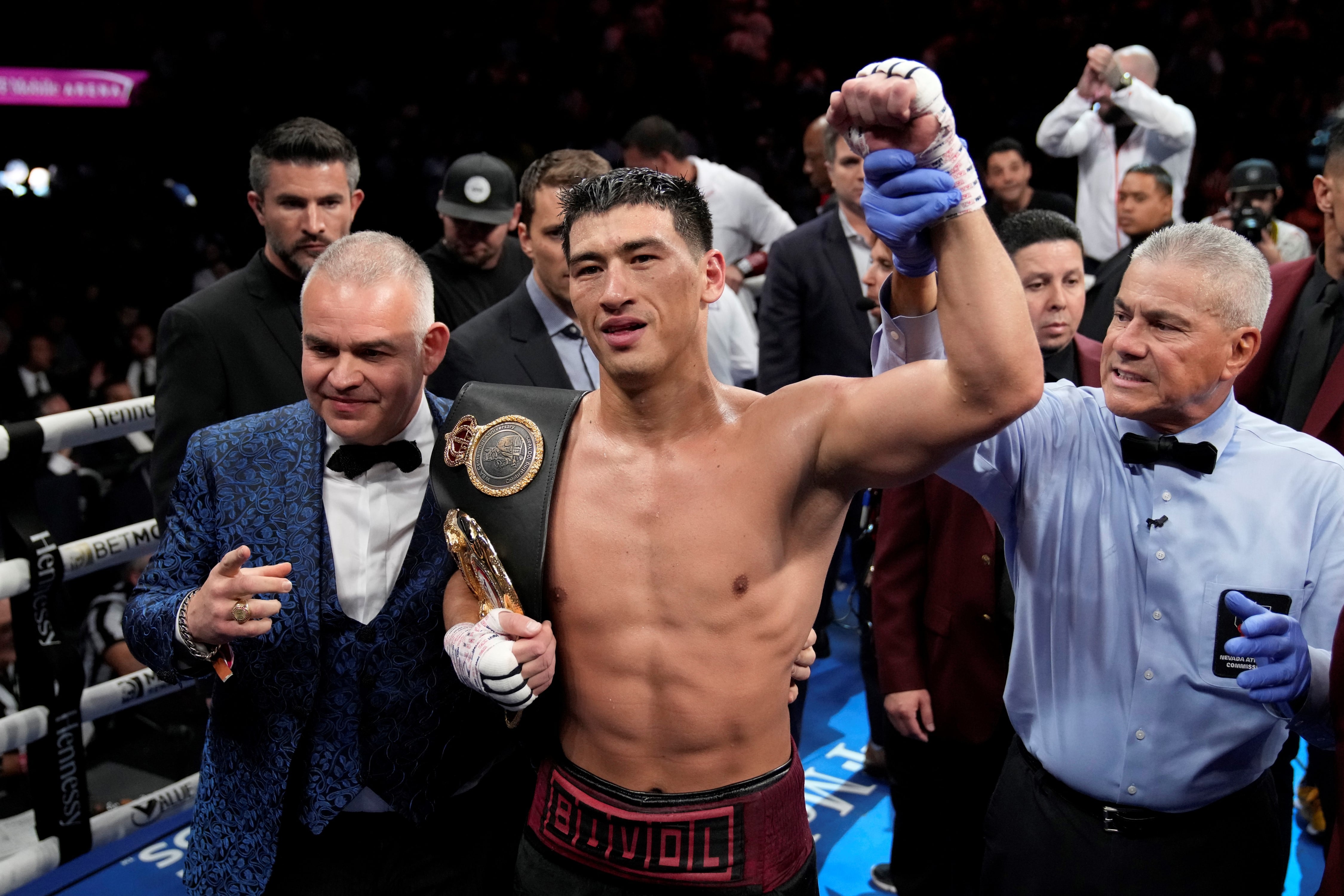 Bivol fue muy superior al mexicano y mantiene el título de mediopesados de la AMB. /AP