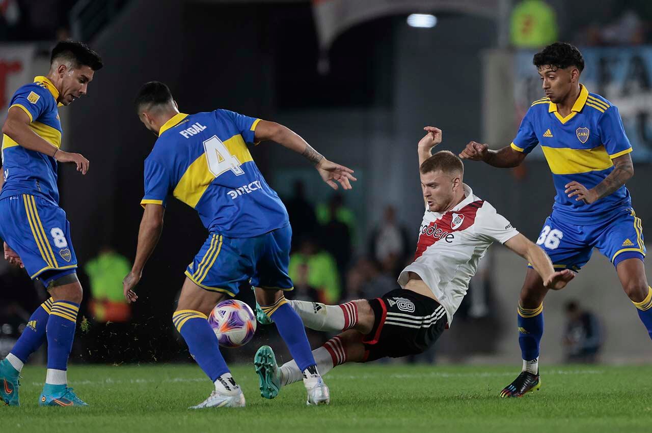 Lucas Beltrán (c) de River disputa el balón con Jorge Figal (2-i) de Boca hoy, durante un partido del campeonato de Primera División disputado en el estadio Monumental de Buenos Aires (Argentina). EFE/Juan Ignacio Roncoroni