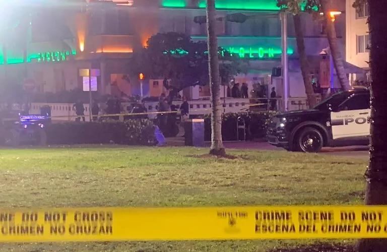 Miami Beach: un muerto y un herido de gravedad por un tiroteo en una popular avenida llena de turistas.