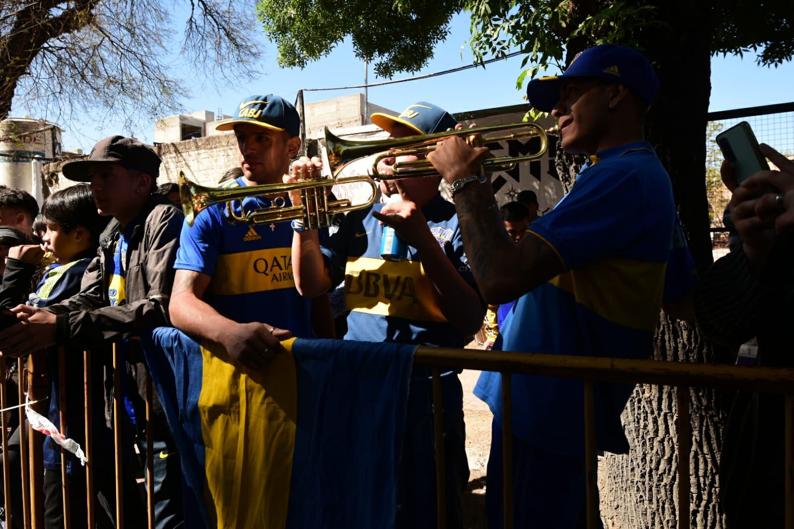 Fanáticos Xeneizes en la puerta del hotel donde se hospeda el plantel profesional de Boca. / Mariana Vilal (Los Andes).