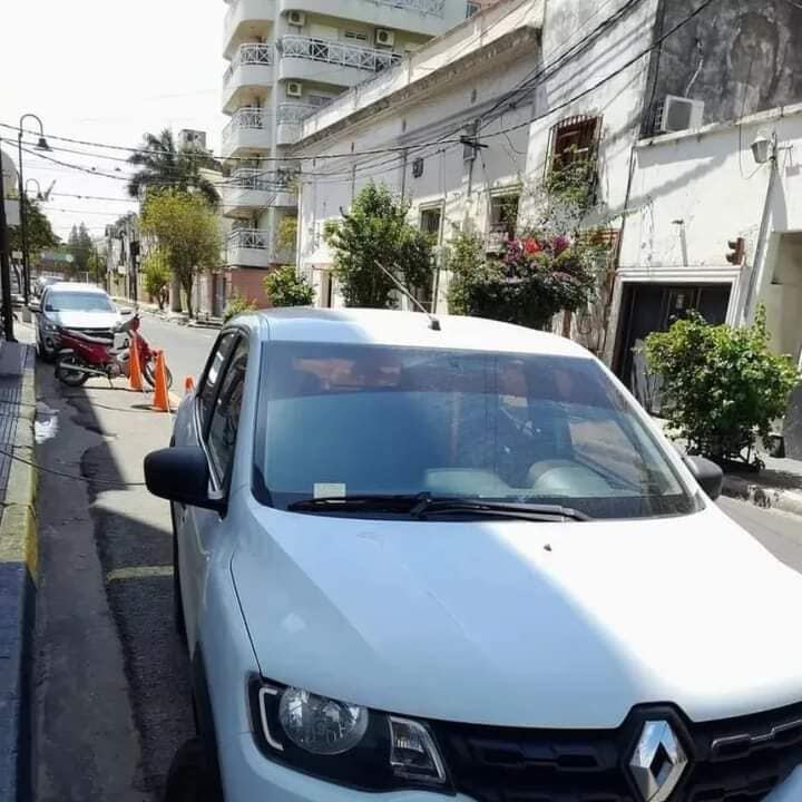 El cartel estaba en este auto estacionado. La mujer debió viajar sola más de 200 kilómetros.