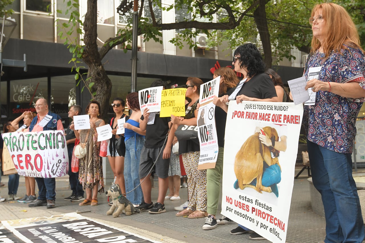 Defensores de animales realizaron una Protesta por el uso de pirotecnia en Peatonal Sarmiento y San Martín de Ciudad. Foto: Marcelo Rolland / Los Andes