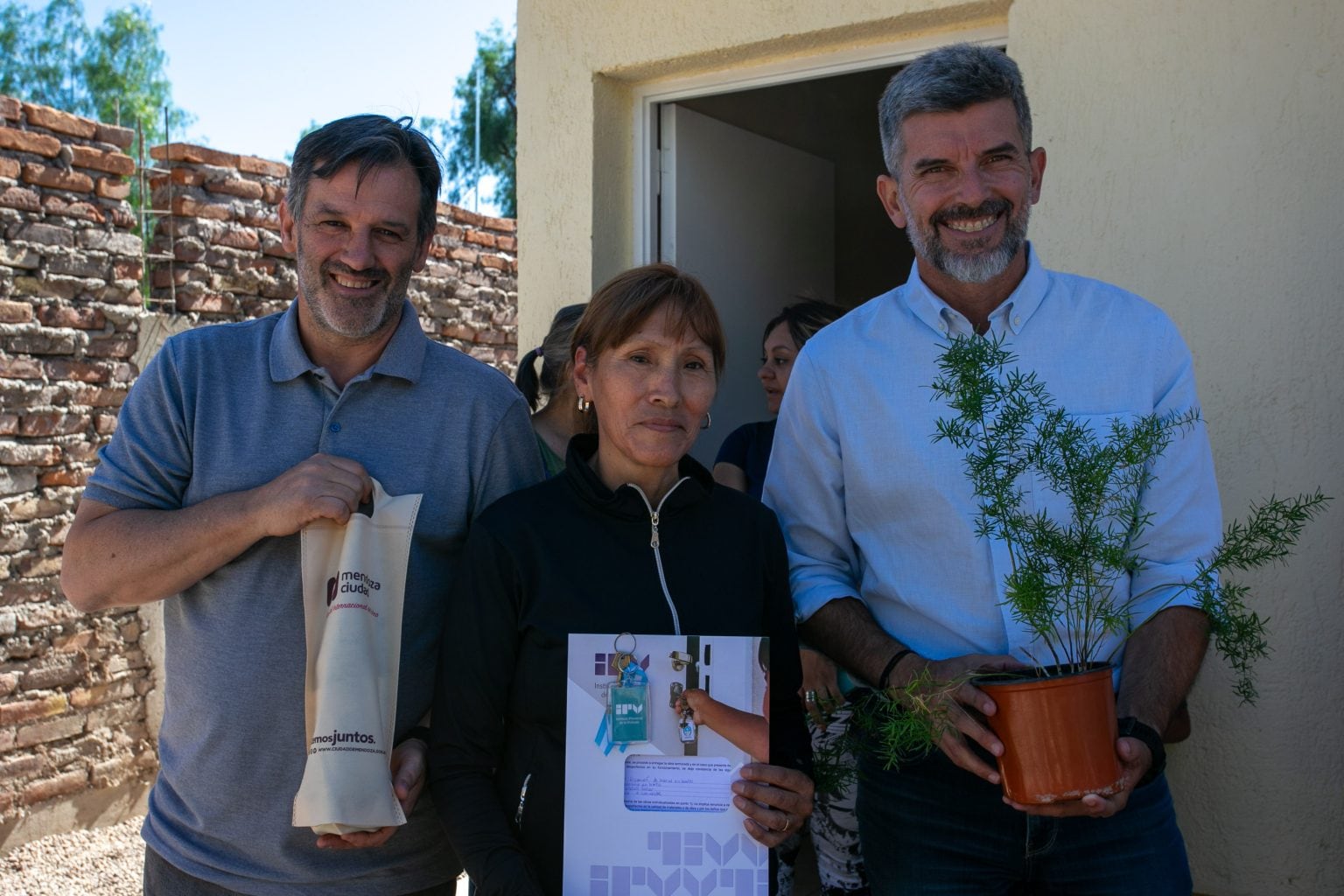 El intendente Ulpiano Suarez, junto a autoridades del Instituto Provincial de la Vivienda, entregó viviendas reconstruidas en el barrio El Libertador