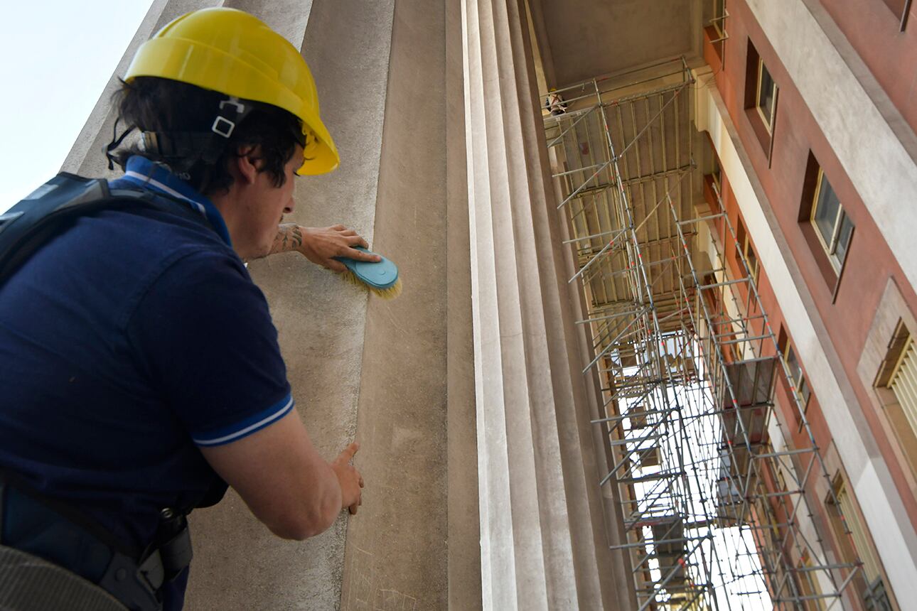 Por primera vez en más de 60 años, le realizan una inédita restauración al edificio del Palacio Judicial . Foto: Orlando Pelichotti / Los Andes.