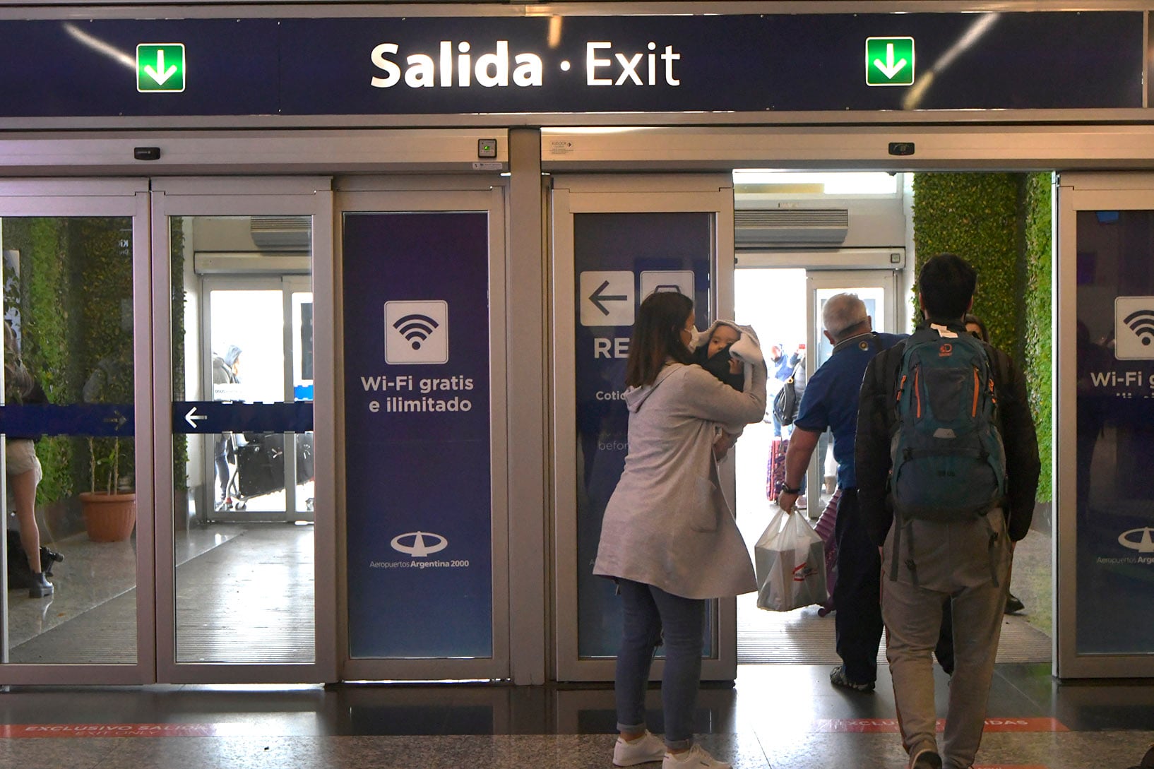 Para viajar a España es necesario trasladarse primero desde Mendoza a Ezeiza. - Orlando Pelichotti / Los Andes