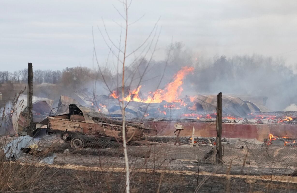 Llamas y humo se elevan de los escombros de una casa de ligustro después del bombardeo ruso en las afueras de Kiev, Ucrania (AP)