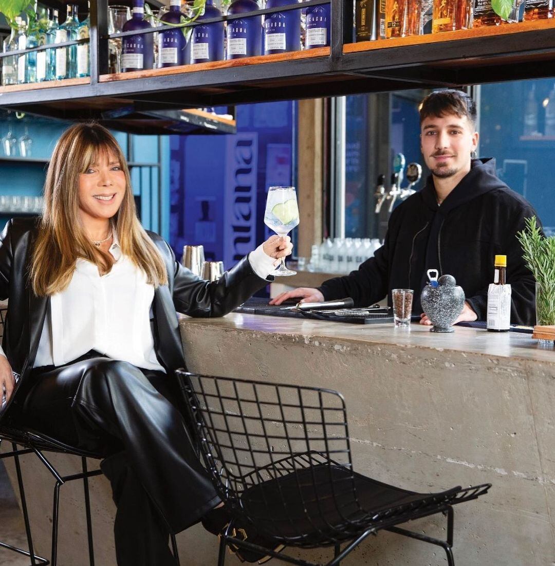 Adriana Brodsky junto a su hijo en su restaurante de Núñez.