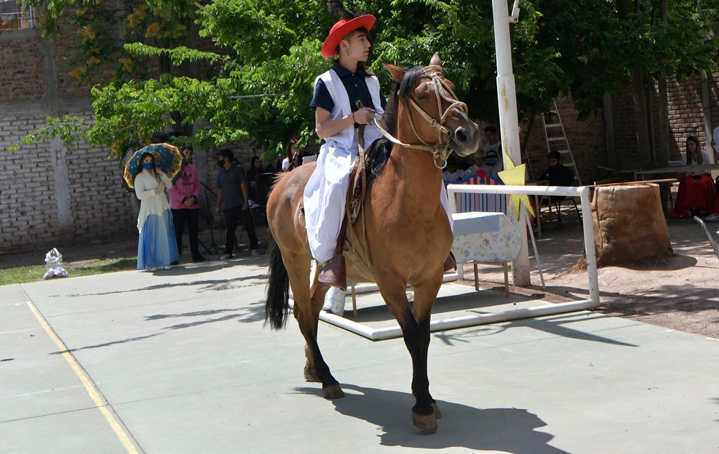 El hidalgo Don Quijote en su Rocinante. Orlando Pelichotti / Los Andes