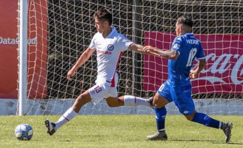 Derechazo de Román, el Riquelme de Argentinos Juniors. / gentileza