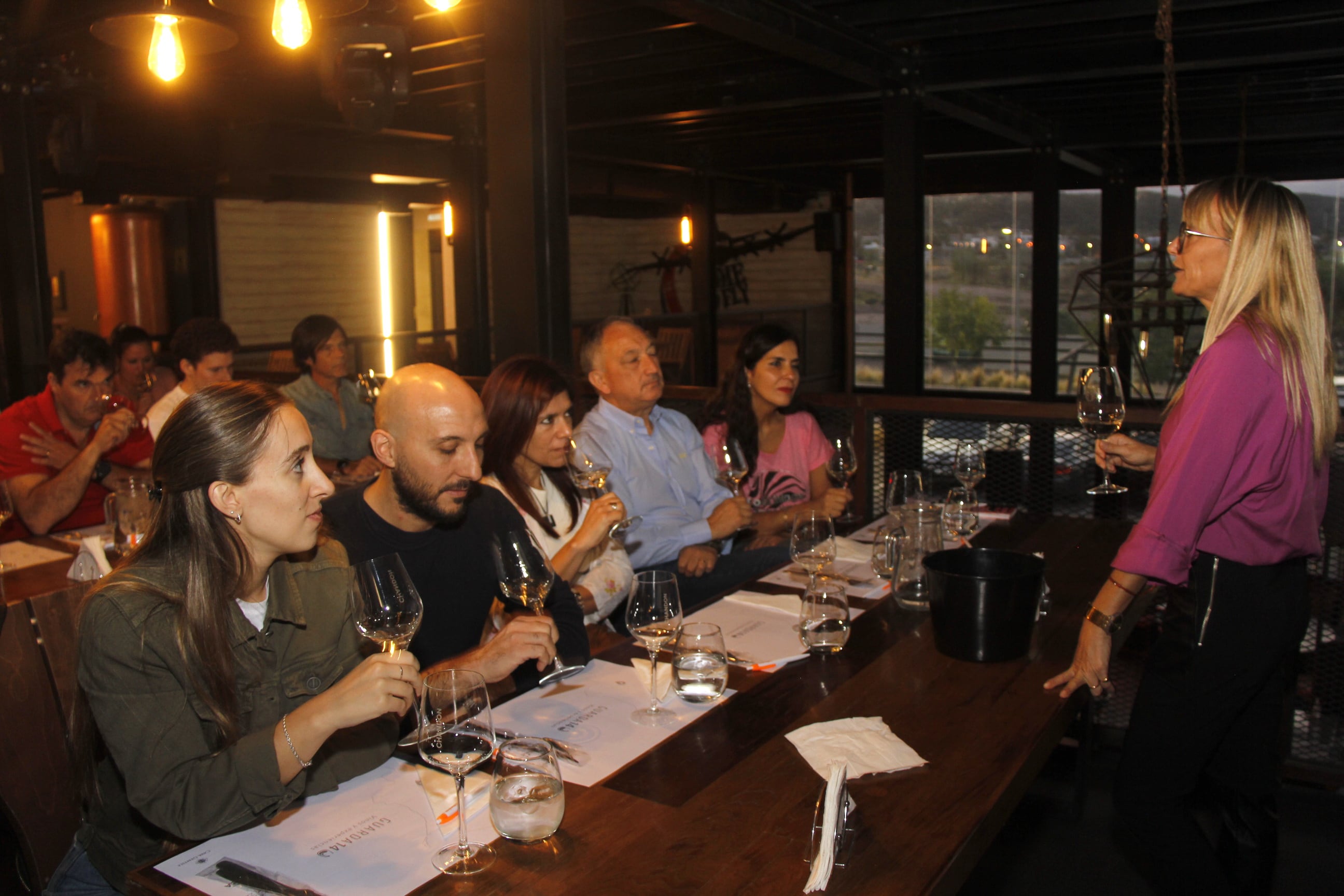 Los asistentes siguieron atentos las indicaciones al momento de degustar los vinos.