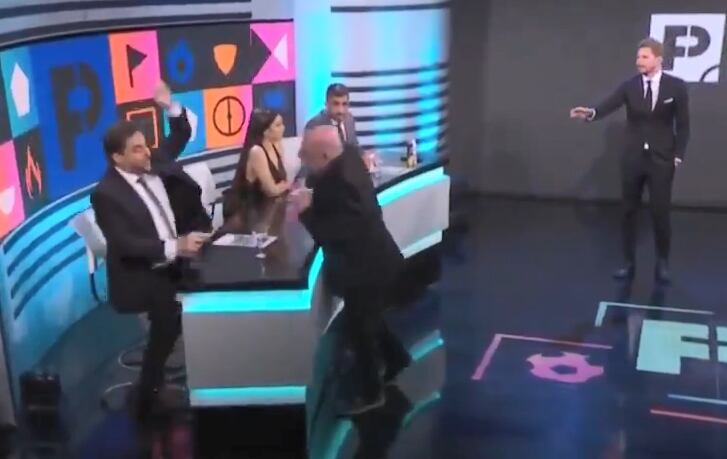 Se picó el Superclásico al aire: le dijeron “ridículo” a Pagani, insultó a otro periodista y casi terminan a las piñas. Foto: Captura video.