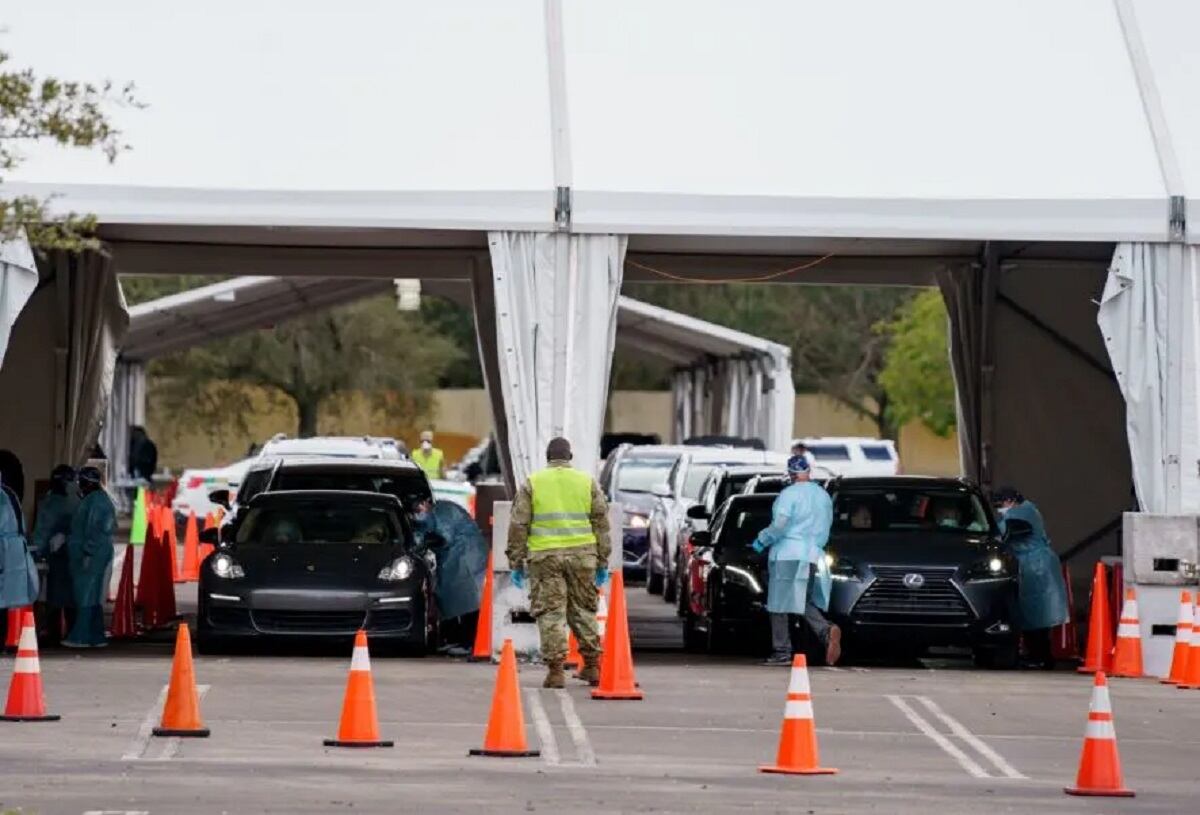 Vacunación a bordo del auto en EEUU - Foto: 