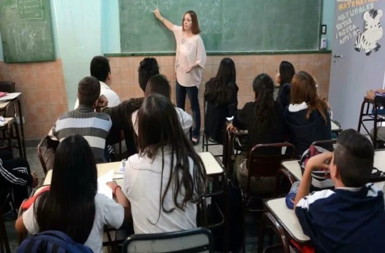 Los docentes de San Juan entre los que más incremento salarial recibieron.