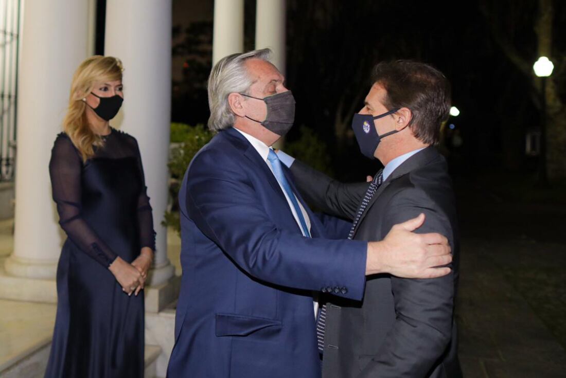 Alberto Fernández y Luis Lacalle Pou. Se reunieron este viernes por la noche. (Presidencia)